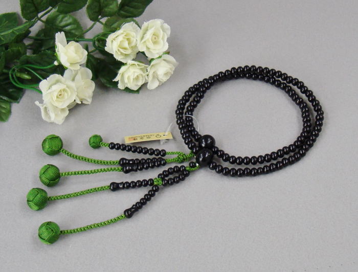 ▼房の色違いはこちらです♪ 【メール便送料無料♪】 日蓮宗 本式数珠 黒檀 8寸 丸玉 利久梵天房(房色:柳) 箱なし 天然木 木製 京念珠 念誦 法華用 女性用 男性用 お勤め 法事 葬儀 お葬式 お通夜 墓参り商品説明 ☆メール便送料無料♪ ※メール便発送の商品です！！ 「日時指定不可」「代引利用不可」 ご了承ください。 日蓮宗用の本式数珠です。 年齢を問わずお使いいただけます。 【黒檀】(艶あり) 高級木材『唐木』の代表格が、この黒檀です。 材質は緻密で心材の部分が黒く、細工用の木材として、家具や仏壇、建材、楽器などに使用されています。 一般に流通している木材の中では、最高の強度と重さを誇る銘木材です。 魔よけの効果や精神安定などの効果があるといわれています。 ※男女の区別はございませんが、8寸は女性向きサイズです。 サイズ 8寸　(24センチ)　　　※お数珠の輪をのばした長さ 内周　：　約 55センチ 主玉　×　108粒 親玉　×　2粒 弟子玉×　41粒 四天玉×　4粒 つゆ玉×　4粒 素材 ☆京都の職人が製作したという証拠である「京念珠保証タグ付」の安心の品質です。 【黒檀】　(コクタン)　(艶有り) 産地　：　東南アジア 正式名称　：　エボニー 利久梵天房 房色　：　柳 付属品 箱なし　 宗派 日蓮宗用の念珠です。 備考欄 京都珠数製造卸組合加盟店 謹製 ※ 実物と画像イメージは多少色味が異なる場合がございますのでご了承下さい。