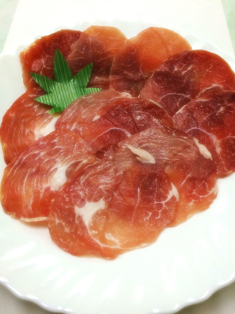 なかよしミート【山桜燻し生ハム】厳選された新潟県産の豚もも肉をひとつひとつ職人の手で巻き、山桜の原木でじっくり時間をかけて燻したこだわりの味。減塩。旬の生野菜を巻いて食べたり、サンドイッチやカルパッチョにして美味しくお召し上がりください。 nakayosimeat-10000004 いぶしの館 なかよしミート サンプル画像2