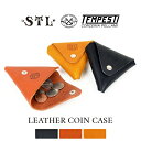 ITEM GUIDE STL / エスティーエル LEATHER COIN CASE TEMPESTI社とは数多くのタンナーが集まるイタリア・トスカーナ地方の中でも 植物タンニンなめしの生誕地とも言われるサンタクローチェ地区にある老舗タンナーです。 創業は100年以上にもさかのぼり伝統的なめし製法を行っています。 長年に渡りラグジュアリーブランド等へレザーを提供しています。 革の特徴は最高級と言われる北欧諸国産の成牛の、最もコンディションのいいベンズ(胴)中央部分を使用 業界初の特許を取得したELBAMATTと呼ばれるテンペスティ社の代表的な革が使用されています。 使い込むほどに年数と共に艶が増し、しっくりと馴染むような柔らかさを実感いただけるレザーコインケース 別注らしくフロントにSTLのロゴ刻印、内側にTEMPESTIのロゴ刻印を配置 スナップボタン開閉 表と裏のどちらからでも開閉可能 イタリアンレザーを使用し、日本の職人による縫製、加工で丁寧に仕上げられています。 天然皮革を使用していますので、部分的に色差や筋跡、へこみがある場合がございます。 摩擦や水濡れによる色落ちや色移りが発生する場合があります。 予めご了承くださいませ。 サイズ ONESIZE (一辺の長さ9〜9.5cm×厚み3cm) 素材 牛革 原産国 日本 ・サイズにつきまして 当店平置きにて採寸しております為、多少の誤差はご了承くださいませ。 ・商品によっては紙タグ、プライスタグなどが取れてしまっている商品もございます。 予めご了承くださいませ。