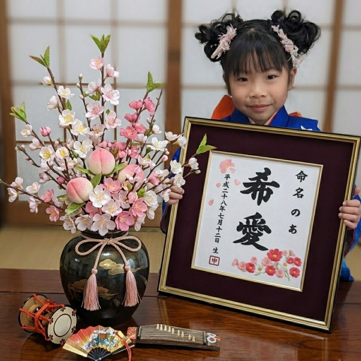 商品情報素材/材質生地：フェルト額縁：前面ガラス仕様糸：日本製 サイズ/寸法色紙サイズ：242mm×272mm額縁サイズ：413mm×384mm 製造地山口県下関市命名書についてお名前がひらがなの方はフリガナは記載しません。お名前が一文字の方は文字が大きくなります。三文字の方は文字が小さくなります。糸の色秋桜刺繍と干支の印鑑風刺繍の糸色の指定はできません。部分的な糸の色の指定が無い場合、すべての字が同じ糸の色になります。ご希望の方はご要望欄にてお申しつけください。発送情報通常2〜5営業日での発送となります。当社指定の配送業者でお届け致します。注意モニター発色の具合により色合いが異なる場合がございます。オリジナル商品製作となりますので、商品作成後のキャンセルや内容の変更はご遠慮ください。注意出生時間、身長、体重等の追加刺繍も無料で承りますが、バランスを見て配置や文字を調整させて頂きます。(cm)や(g)はカタカナで(センチ)(グラム)となります（例＝出生身長〇cmと記載【身長　〇センチ】となる場合もあります）ご了承ください【秋桜刺繍】 秋桜 刺繍 命名書 刺繍命名書 代筆 額付き 額 命名額 命名 紙 オーダーメイド 日本製 男の子 女の子 出産内祝い 色紙 高級感 壽 初孫 端午の節句 こどもの日 お七夜 命名式 命名紙 桃の節句 五月人形 お祝い 七五三 ひな祭り 雛祭り ギフト プレゼント かわいい女の子用の刺繍名前額ギフトやお祝いなど用途は様々です。お子様の大切なお名前を刺繡の命名書で残しませんか？写真撮影や行事ごとで大活躍です 色紙サイズの大迫力コスモス刺繍名前額高級感のある刺繍で命名書を作りましょう。じぃじの株が爆上がりすること間違いないです。娘さんは是非じぃじに頼んでみましょう。SNSでの拡散効果、その他用途に応じてカスタマイズ可能です。ご要望欄にてお申しつけ下さい。 7