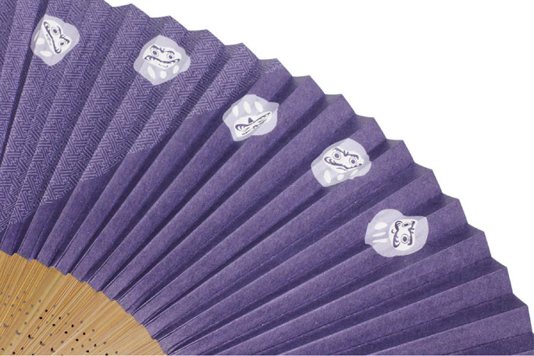 名入れ水筒・タンブラー波平の【桐箱入】扇子 ななころびやおき （七転び八起き） だるま柄 ダルマ 紫色の扇子 紺蝶染/センス/節電/夏扇子/名入れ/名前入り/敬老の日/金婚式/贈り物/父の日/母の日 [名入れ無料] 【楽ギフ_名入れ】 ngift マスク会食/会食｜アングル2