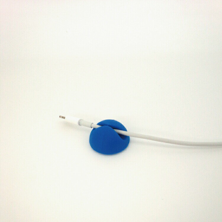 お得 50個セット ケーブルドロップ ケーブルホルダー ケーブルクリップ メモクリップ 両面テープ/PC/パソコン/スマホ/タブレット/ケーブル/充電器/コード/整理/整頓/テレワーク/パソコンまわり/送料無料