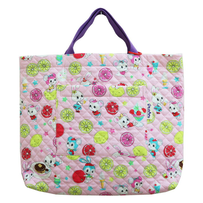 ■商品説明文 1.シワになりにくい丈夫なキルティングバッグ本体は中綿入りのしっかりとしたキルティング素材。2.小学校・幼稚園・保育園からの一般的な指定サイズ30×40cmお道具箱や大判の絵本などがすっぽり入る定番サイズ。名札を付けるDカンも付属しています。3.内側にネームタグ付きプライバシーに配慮し、ネームタグは内側に付いております。4.洗濯機でのお洗濯もOK全てハンドメイド、安心・安全の日本製で長く愛用していただけます。繰り返しのお洗濯にも耐久性が高く、色褪せしづらいので長持ちします。素材：綿100％ ■商品サイズ●レッスンバッグ(キルティング)タテ30cm×ヨコ34cm×マチ6cm※商品のサイズは全て、平置きの状態で測定しております。※高さの測定にマチは含んでおりません。 ■プリント生地について自社で使用しているプリント生地は、生地に絵柄をプリントする工程で多少の色の誤差が生じてしまう場合があり、毎回同じ色の仕上がりで生地が入荷するとは限りません。同じ色名でも色の濃淡等が違うものがある場合がございますが、品質に問題はなく色落ちなどの不良品ではございません。ご了承いただきますよう、よろしくお願い致します。 ■ご注意ハンドメイドのため、商品によりサイズに多少のバラツキがございます。お手元にお届けする商品と表記寸法の間に±0.5〜1cmほどの誤差が生じる場合がございます。生地の裁断部分により商品画像と全く同じ柄にならない場合もございますがご了承くださいませ。生地の特性上、色落ちやインクが付着している場合がございますが、汚れではございませんのでご安心くださいませ。場所によってはキルティングの組がずれている場合がございます。洗濯の際は洗濯表示をご覧ください。実物の色や質感を表現できるように努めておりますが、モニターの環境や設定などで、実際の商品とは若干違う場合がございます。 ■ご注文に関しまして弊社店舗での販売もおこなっております。注文が完了しましてもわずかの差で売り切れてしまうこともございます。ご迷惑をおかけしますがご理解いただくようお願いいたします。