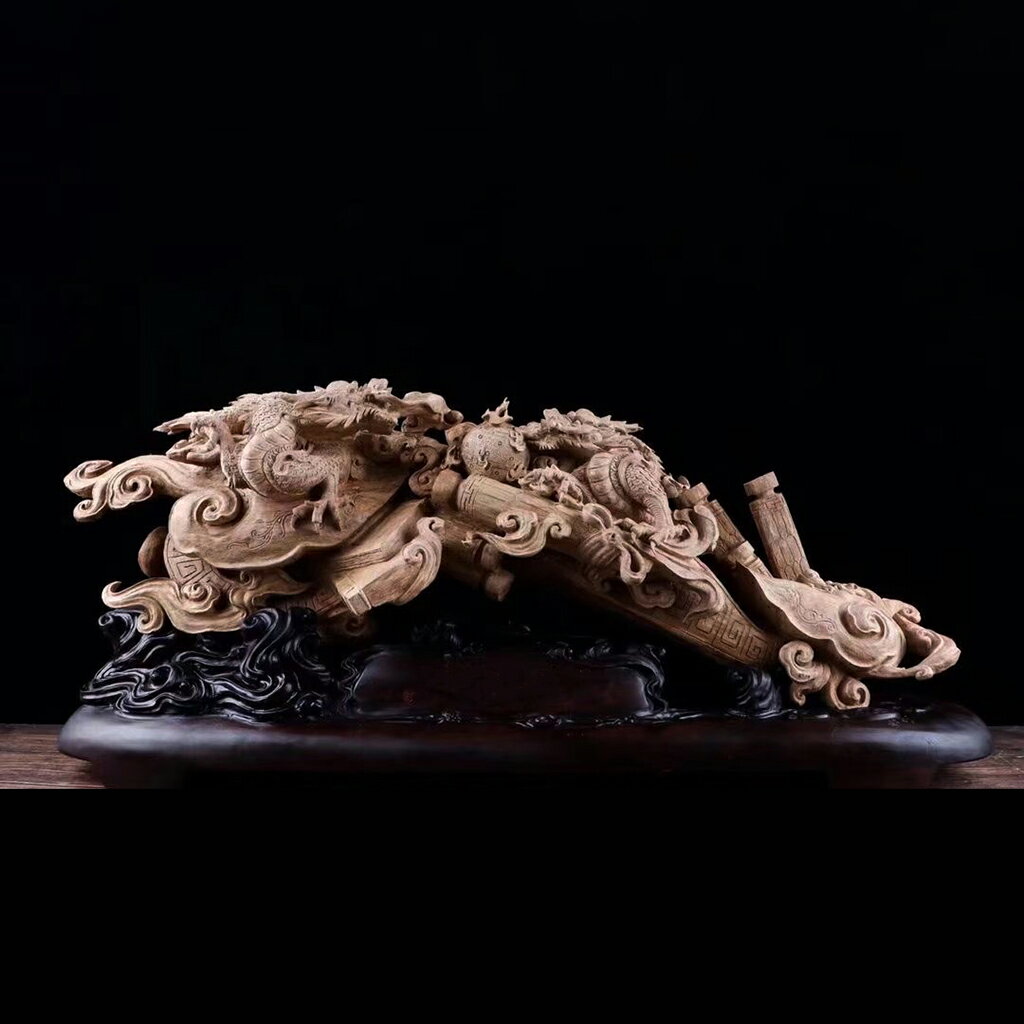 ■商品名： 竜（龍） ■素材：インドネシア産天然沈香木 ■サイズ：約92*26*40CM ■重さ：約2.7KG ■特徴：職人手作り／達人の技術／樹脂が多く／幽玄、高雅とした香り／繊細なデザイン／思わず息をのんでしまい美しさ／自宅、鑑賞、贈答品に最適 ◆沈香（じんこう）◆ 代表的な香木の一つです。沈香が放つ香りは柔らかくて甘く、あるいは強烈な甘い匂いやすがすがしい香りが爽やかで、産地によって違います 組香での利用に適しています。現在、大勢の人が仕事や日常生活に大きなストレスを抱えています。沈香の香りは癒しの香りです、特にその鎮静効果は高く、古来、安眠、リラックスのために、使うことが多いです。リビングルーム、寝室、勉強、オフィス、瞑想ルーム、ヨガルーム、ホテルなど広く使用されてます。沈香木は上等な彫刻材料で、材質が均一ではないため、他の木材に比べて非常に彫刻し難しく、卓越した技術を持つ職人のみ彫刻できます，沈香の彫刻品は古風で素朴さがあり、趣があってコレクションの価値が高いです、非常に人気があります。 ※弊社の木彫刻品はすべて職人手作りです。全商品は一つずつしかございません。(産地は中国海南の沈香木の彫刻品を除く) ※他にも様々な貴重の木材を使用してた彫刻品が多数あります。何十年間彫刻に一筋の職人さんがおり、オーダーメイドを承っております。 ※お見積りご希望の方は手描きでも写真でも大丈夫でございます。サイズと一緒にお問い合わせしてくださいませ。 ※実店舗と他のネットショップも販売しておるため、他の関連店舗が先に売れて、在庫がなくなる場合がございます。 ※ご注文する前にお問い合わせフォームから在庫の確認していただくことがおすすめでございます。 ※モニターの発色により、実際の色と異なる場合があります。 【他では手に入らない木像、彫刻品を多数出品しております】 　　　　　　　　　　　　↓ ◆全品1点限り世界のレア物はこちらをクリック◆