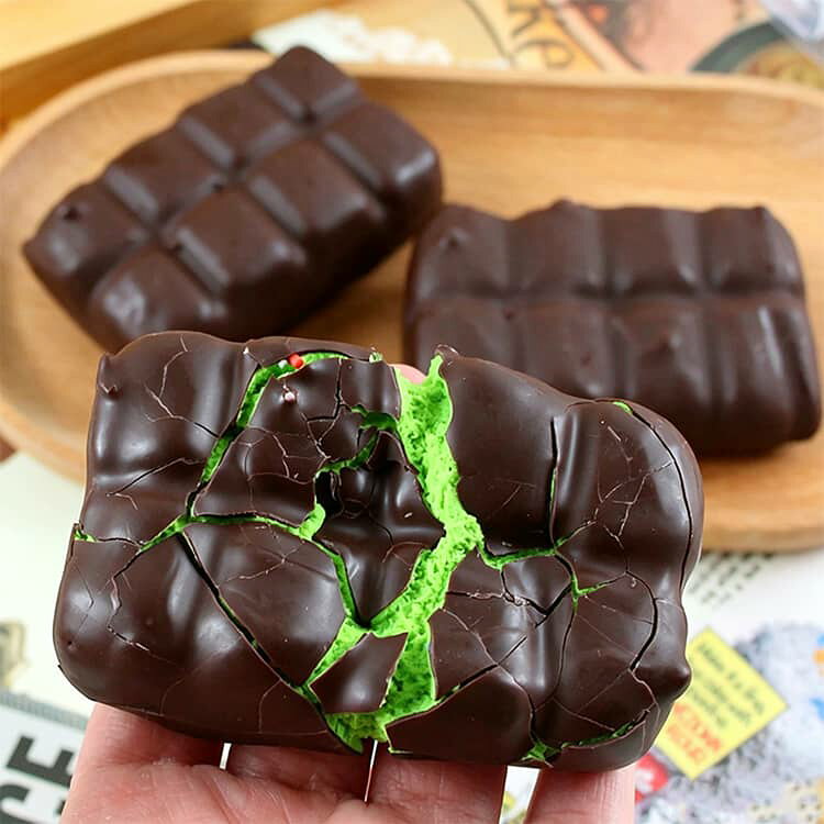 チョコレート型スクイーズ 食べ物 ストレス解消 低反発 チョコレート 食品サンプル 2点入り スクイーズ 発散 板チョコ リアル パリパリ触感 本物そっくり 低反発 チョコレート型スクイーズ スクイーズトイ 握る PU 癒し フィジェットトイ nanafuku01-10009040 ななふくショップ サンプル画像3