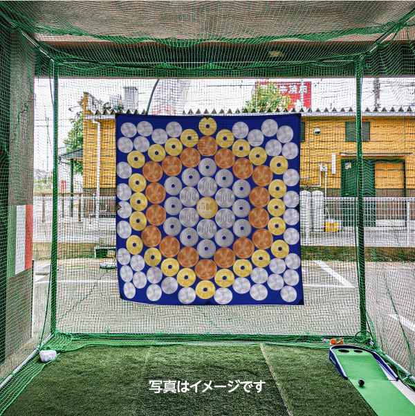 ▼素　材：トロマット(ポリエステル100％)加　工：四方ロープ入り縫製ハトメ：♯25 真鍮(しんちゅう)重　量：約700gサイズ： 900mm × 900mm▼屋内・屋外でも使用することができゴルフ場へ行かなくても自宅で練習が可能になります。布生地のトロマットは透けにくく、的がはっきりと見えるので的を狙った精度の高い練習に効果的です！ 納期について 【在庫がある場合】1日〜5日営業日以内に発送します。 4