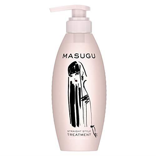 サイズ：本体440g◆商品名：MASUGU (まっすぐ) ストレート スタイル くせ毛 うねり髪 サルフェートフリー トリートメント 本体 440グラム (x 1) エルカラクトン【扱いやすいまっすぐヘアへ】うねり、広がり、猫っ毛、くせ毛などが気になるあなたへ。MASUGUはうねり・くせ毛などの髪質に悩む女性に向けて開発。雨にも負けない、まっすぐまとまる、ストレート髪へと導きます。【うねりの原因は水分量のアンバランスかも・】 うねりが出るのは、髪内部の水分量のアンバランスが原因かもしれません。まっすぐは髪内部の水分量に着目。髪をまっすぐサラサラに保つためには、水分量のコントロールが大事なのです。【植物由来のうねり補整オイル*配合】植物由来のうねり補整オイル*配合の独自処方が、うるおい成分を髪全体に保ちつつ、髪の外側をコート。根元から毛先までさら さらストレートなまっすぐ髪がキープ可能に。*γ-ドコサラクトン(毛髪補修成分)【こだわりの無添加処方】シリコン(シャンプーのみ)・サルフェート(ラウレス硫酸Na等)・鉱物油・合成着色料が無添加。サルフェートフリーの、ヤシ油由来の髪・頭皮に優しい洗浄成分を使用。汚れを丁寧に洗浄、まとまりやすい髪に。【ほんのり甘く爽やかな柑橘系の香り】グレープフルーツ、オレンジ、シダーウッドをベースとした甘くて爽やかな柑橘系の香りで、リラックスバスタイム。【セット使いでもっとまっすぐに】シャンプー・コンディショナーだけではなくマスク、オイルを使うことでよりまっすぐに。くせが強い方、なかなかまとまらない方など、髪質に合わせて追加してお試しください。・製造国:日本 内容量440g説明 商品紹介 ●手ごわいうねりをまっすぐに。MASUGUは髪のうねり・くせ毛に悩む女性に向けて開発。雨にも負けない、まっすぐまとまる髪へと導く。 ●うねりが出るのは、髪内部の水分量のアンバランスが原因。髪をまっすぐサラサラに保つためには、水分量のコントロールが大事。 ●植物由来のうねり補整オイル*配合の独自処方が、うるおい成分を髪全体に保ちつつ、髪の外側をコート。根元から毛先までさら さらストレートなまっすぐ髪がキープ可能に。*γ-ドコサラクトン(毛髪補修成分) ●トリートメントはうねりの原因にアプローチ。髪内部に潤いを閉じ込めコーティングすることで、うねり補整、まっすぐ髪へ。 ●無添加:サルフェート(ラウレス硫酸Na等)・鉱物油・合成着色料 ●爽やかな果実の香り:グレープフルーツ、オレンジ、シダーウッド。 使用上の注意 ・頭皮に傷、はれもの、湿しん等、異常のあるときは、使用しないでください。 ・使用中、又は使用後日光にあたって、赤み、はれ、かゆみ、刺激等の異常が現れたときは、使用を中止し、皮膚科専門医等へご相談をおすすめします。そのまま化粧 品類の使用を続けますと悪化することがあります。 ・目に入らないよう注意し、入った場合はこすらずにすぐに洗い流してください。異物感が残る場合は眼科医に相談してください。 ・極端に高温又は低温の場所、直射日光のあたる場所には保管しないでください。 ・乳幼児の手の届かないところに保管してください。 ・天然由来成分配合により、香りや色調に多少違いが生じる場合がございますが、ご使用には問題ございません。 原材料・成分 水、セテアリルアル コール、グリセリン、トリエチルヘキサノイン、ジメチコン、γ-ドコサラクトン、アモジメチコン、トリ(カプリル酸/カプリン酸)グリセリル、ダイマージリノール酸ダイマージリノレイル、ホホバ種子油、オリーブ果実油、トリイソステアリン、乳酸Na、ポリソルベート60、ベヘントリモニウムクロリド、ステアルトリモニウムクロリド、イソプロパノール、乳酸、フェノキシエタノール、香料 使用方法 シャンプー後、軽く髪の水気をきります。適量を手にとり、髪になじませます。その後、よくすすいでください。