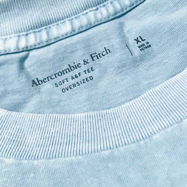 アバクロ ロンT メンズ 長袖 上質 ソフトコットン 無地 ラバーロゴ ドロップショルダー オーバーサイズ アメカジ 大きいサイズ 【XLサイズ】 ライトウォッシュブルー 追跡可能メール便 最短当日発送 Abercrombie & Fitch アバクロンビー&フィッチ 【正規品】