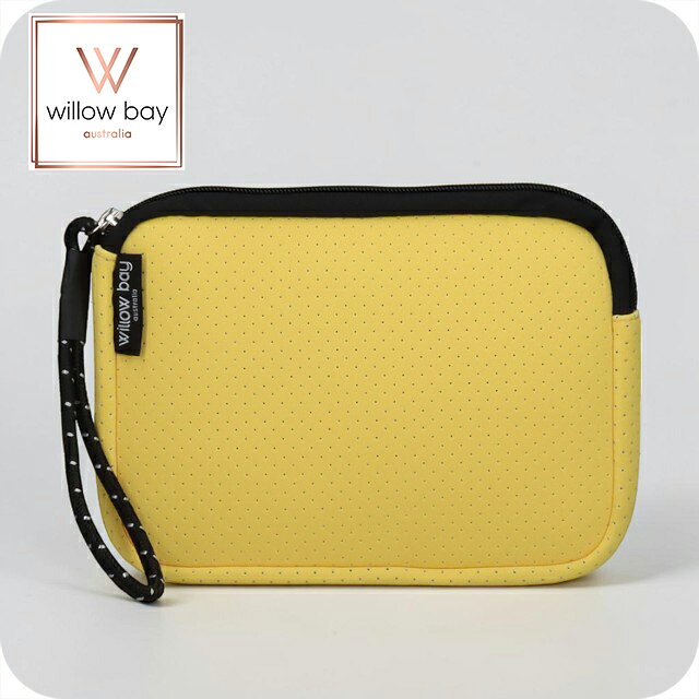 ウィローベイ ポーチ レディース ブランド リストレットクラッチ クラッチバッグ WILLOWBAY LEMON ◆Willow Bay（ウィローベイ）は女性が女性のために作ったレディースバッグブランド。利便性の高いウィローベイのバッグはオーストラリア発の海外バッグブランドとして多くの注目を集めています。 シンプルなスクエアフォルムが使いやすいWILLOW BAYのポーチ。すっきりとしたデザインに、ロープタイプのストラップがさりげないアクセントを添えています。小物をまとめるポーチとしてはもちろん、ストラップを手首に掛けてクラッチバッグ感覚でも使える、デイリーに活躍するアイテムです。関連ワード： ブランド ファッション おすすめ 人気 定番 かわいい カワイイ 可愛い カジュアル フォーマル ビジネス スーツ 仕事 就職祝い おしゃれ オシャレ シンプル 大きい 小さい 大きめ 小さめ 春 夏 秋 冬 子供 キッズ 小学生 中学生 高校生 大学生 社会人 大人 オトナ 10代 20代 30代 40代 50代 60代 レディース 女性 母親 娘 女の子 女子 恋人 彼女 プレゼント ギフト 祝い 贈り物 誕生日 卒園 卒業記念 記念品 クリスマス 母の日 敬老の日 入学祝い 合格祝い 新生活 新入生 新社会人 新卒ウィローベイ ポーチ レディース WILLOWBAY リストレットクラッチ クラッチバッグ LEMON素材ネオプレンカラーLEMONサイズ（縦×横×マチ）：約17×23×3cm仕様開閉：ファスナー保証初期不良のみ対応類似モデルはこちら4,950円4,950円4,950円4,950円4,950円4,950円4,950円4,950円4,950円