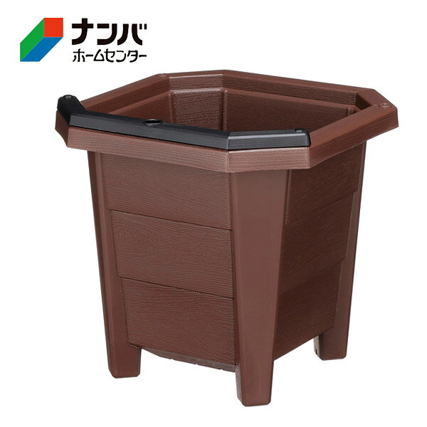 【仕様】 ●300型 ●カラー：ブラウン ●サイズ（mm）：W300xD300xH280 ●スタッキングサイズ：41mm ●土容量：13L ●材質：ポリプロピレン ●付属品：支柱サポート×1個 ※プランターの上部に付属 ※支柱は付属しておりません。 ●対応支柱：直径11mmまで 【商品の特長】 ●『お花』にも『野菜』にも使える万能プランター ●コンパクトにお庭や玄関に飾れる、30cm各サイズのウッディ調プランター。 ●簡単に支柱が立てられる支柱サポートが付いているので、初心者にも安心して野菜作りが楽しめます。 ●通気性や排水性の良い足つき構造で、根腐れを軽減できます。