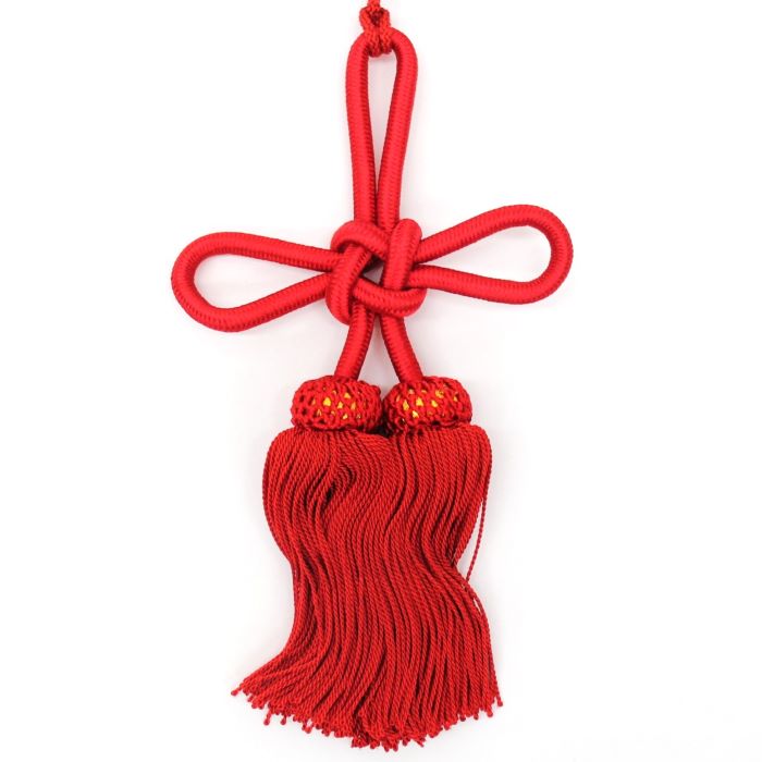 揚巻房は幕をたくし上げるための房で、全長18cmのお品物になります。 附属しております紐で幕の中央を下からたくしあげて、縛っておつかいいただきます。 お色は紫と赤になります。ご選択の上、ご購入下さい。 ●サイズ:全長18cm 横幅約10cm ●紐付 ●素材:人絹製 ●日本製