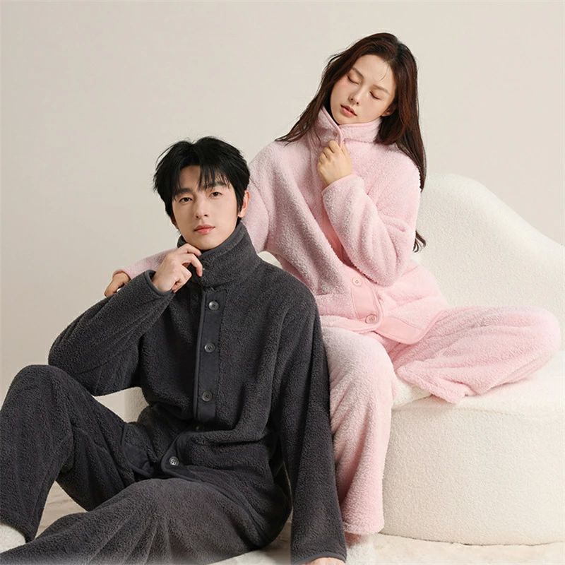 関連キーワード：ペア パジャマ 冬 モコモコ カップル ペア ルームウェア 上下 セット 前開き ペア パジャマ もこもこ カップル パジャマ 秋冬 ペア 結婚祝い プレゼント ペアパジャマ カップル 冬 カップル お揃い プレゼント ペア カップル ルームウェア 可愛い カップル ペア レディース 長袖 ペアパジャマ 冬 カップル ペア ルームウェア 上下 セット ペア パジャマ レディース 長袖 ペア スウェット カップル パジャマ 秋冬 ペア 結婚祝い プレゼント ペアパジャマ カップル 冬 カップル お揃い プレゼント ペア カップル ルームウェア 可愛い カップル ペア カップル ペア パジャマ 冬 綿 結婚祝い ギフトセット プレゼント 友達 おしゃれ パジャマ メンズ ルームウェア 冬 両親 ペア パジャマ 部屋着 コムサ パジャマ お揃い 夫婦 記念日 秋 ●【一度着たら、もう手放せない。至福のもこもこ体験】 ふんわりと柔らかい肌触りが、一日の疲れを優しく癒してくれるペアパジャマ。袖を通した瞬間から心も身体も温まる、格別なリラックスタイムをお届けします。 ●【着る、脱ぐ、羽織る。すべてが簡単な前開きデザイン】 さっと着脱できる便利な前開きタイプは、就寝時だけでなく、朝晩の冷え込みにガウンのように羽織るのにも最適。一度使うと手放せなくなる、考え抜かれた機能性が魅力です。 ●【熱を逃さない、だから暖かい。考え抜かれた保温設計】 毛足の長い起毛素材が暖かい空気の層を作り、冷たい外気をシャットアウト。厳しい冬の寒さから二人をしっかり守る、高機能ルームウェアです。 ●【二人の時間を、もっと暖かく。心に残るペアギフト】 ご結婚祝いや記念日に、「お揃いの温もり」を贈りませんか。便利な前開きデザインと抜群の暖かさで実用性も高く、特別な時間を演出する最高のプレゼントになります。 ●【この心地よさが、長く続く。丈夫で丁寧な作り】 大切な思い出と一緒に、長く愛用してほしいから。丈夫で丁寧な縫製にこだわりました。買ったばかりのような、優しい着心地を長期間お楽しみいただけます。 素材 ポリエステル100% カラー 写真通り 品質 普通 素材感 普通（薄い、やや薄い、普通、やや厚い、厚い） 季節 春秋冬 販売対象 自宅用、ギフト用 サイズ サイズ写真をご参考ください。 サイズについて不明な方はお気軽にお問い合わせください。 送料 沖縄以外送料無料、沖縄地方1500円 ラッピング対応 ラッピング袋手配可能。 注意事項 ※その他のよくあるご質問。 ●表示サイズがある場合、多少の誤差(約1-3cm、)が生じる場合がございます。 ●製造上、細かな汚れやシワ糸のほつれが発生する場合がございます。 ●モニターの発色の具合によって実際のものと色が異なる場合が御座います。 ●&nbsp;商品の仕様は、製造元の都合により予告なく変更することがあります。また、突然の欠品等で商品手配の遅れや手配ができない場合がございます ので、ご了承ください。 ●土日祝祭日のご注文およびお問い合わせへの弊社からのご連絡は、翌営業日となります。 関連キーワード：ペア パジャマ 冬 モコモコ カップル ペア ルームウェア 上下 セット 前開き ペア パジャマ もこもこ カップル パジャマ 秋冬 ペア 結婚祝い プレゼント ペアパジャマ カップル 冬 カップル お揃い プレゼント ペア カップル ルームウェア 可愛い カップル ペア レディース 長袖 ペアパジャマ 冬 カップル ペア ルームウェア 上下 セット ペア パジャマ レディース 長袖 ペア スウェット カップル パジャマ 秋冬 ペア 結婚祝い プレゼント ペアパジャマ カップル 冬 カップル お揃い プレゼント ペア カップル ルームウェア 可愛い カップル ペア カップル ペア パジャマ 冬 綿 結婚祝い ギフトセット プレゼント 友達 おしゃれ パジャマ メンズ ルームウェア 冬 両親 ペア パジャマ 部屋着 コムサ パジャマ お揃い 夫婦 記念日 秋関連キーワード：ペア パジャマ 冬 モコモコ カップル ペア ルームウェア 上下 セット 前開き ペア パジャマ もこもこ カップル パジャマ 秋冬 ペア 結婚祝い プレゼント ペアパジャマ カップル 冬 カップル お揃い プレゼント ペア カップル ルームウェア 可愛い カップル ペア レディース 長袖 ペアパジャマ 冬 カップル ペア ルームウェア 上下 セット ペア パジャマ レディース 長袖 ペア スウェット カップル パジャマ 秋冬 ペア 結婚祝い プレゼント ペアパジャマ カップル 冬 カップル お揃い プレゼント ペア カップル ルームウェア 可愛い カップル ペア カップル ペア パジャマ 冬 綿 結婚祝い ギフトセット プレゼント 友達 おしゃれ パジャマ メンズ ルームウェア 冬 両親 ペア パジャマ 部屋着 コムサ パジャマ お揃い 夫婦 記念日 秋 ●【一度着たら、もう手放せない。至福のもこもこ体験】 ふんわりと柔らかい肌触りが、一日の疲れを優しく癒してくれるペアパジャマ。袖を通した瞬間から心も身体も温まる、格別なリラックスタイムをお届けします。 ●【着る、脱ぐ、羽織る。すべてが簡単な前開きデザイン】 さっと着脱できる便利な前開きタイプは、就寝時だけでなく、朝晩の冷え込みにガウンのように羽織るのにも最適。一度使うと手放せなくなる、考え抜かれた機能性が魅力です。 ●【熱を逃さない、だから暖かい。考え抜かれた保温設計】 毛足の長い起毛素材が暖かい空気の層を作り、冷たい外気をシャットアウト。厳しい冬の寒さから二人をしっかり守る、高機能ルームウェアです。 ●【二人の時間を、もっと暖かく。心に残るペアギフト】 ご結婚祝いや記念日に、「お揃いの温もり」を贈りませんか。便利な前開きデザインと抜群の暖かさで実用性も高く、特別な時間を演出する最高のプレゼントになります。 ●【この心地よさが、長く続く。丈夫で丁寧な作り】 大切な思い出と一緒に、長く愛用してほしいから。丈夫で丁寧な縫製にこだわりました。買ったばかりのような、優しい着心地を長期間お楽しみいただけます。 素材 ポリエステル100% カラー 写真通り 品質 普通 素材感 普通（薄い、やや薄い、普通、やや厚い、厚い） 季節 春秋冬 販売対象 自宅用、ギフト用 サイズ サイズ写真をご参考ください。 サイズについて不明な方はお気軽にお問い合わせください。 送料 沖縄以外送料無料、沖縄地方1500円 ラッピング対応 ラッピング袋手配可能。 注意事項 ※その他のよくあるご質問。 ●表示サイズがある場合、多少の誤差(約1-3cm、)が生じる場合がございます。 ●製造上、細かな汚れやシワ糸のほつれが発生する場合がございます。 ●モニターの発色の具合によって実際のものと色が異なる場合が御座います。 ●&nbsp;商品の仕様は、製造元の都合により予告なく変更することがあります。また、突然の欠品等で商品手配の遅れや手配ができない場合がございます ので、ご了承ください。 ●土日祝祭日のご注文およびお問い合わせへの弊社からのご連絡は、翌営業日となります。 関連キーワード：ペア パジャマ 冬 モコモコ カップル ペア ルームウェア 上下 セット 前開き ペア パジャマ もこもこ カップル パジャマ 秋冬 ペア 結婚祝い プレゼント ペアパジャマ カップル 冬 カップル お揃い プレゼント ペア カップル ルームウェア 可愛い カップル ペア レディース 長袖 ペアパジャマ 冬 カップル ペア ルームウェア 上下 セット ペア パジャマ レディース 長袖 ペア スウェット カップル パジャマ 秋冬 ペア 結婚祝い プレゼント ペアパジャマ カップル 冬 カップル お揃い プレゼント ペア カップル ルームウェア 可愛い カップル ペア カップル ペア パジャマ 冬 綿 結婚祝い ギフトセット プレゼント 友達 おしゃれ パジャマ メンズ ルームウェア 冬 両親 ペア パジャマ 部屋着 コムサ パジャマ お揃い 夫婦 記念日 秋