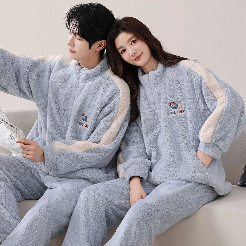 関連キーワード：ペア パジャマ 冬 モコモコ カップル ペア ルームウェア 上下 セット 前開き ペア パジャマ もこもこ カップル パジャマ 秋冬 ペア 結婚祝い プレゼント ペアパジャマ カップル 冬 カップル お揃い プレゼント ペア カップル ルームウェア 可愛い カップル ペア レディース 長袖 ペアパジャマ 冬 カップル ペア ルームウェア 上下 セット ペア パジャマ レディース 長袖 ペア スウェット カップル パジャマ 秋冬 ペア 結婚祝い プレゼント ペアパジャマ カップル 冬 カップル お揃い プレゼント ペア カップル ルームウェア 可愛い カップル ペア カップル ペア パジャマ 冬 綿 結婚祝い ギフトセット プレゼント 友達 おしゃれ パジャマ メンズ ルームウェア 冬 両親 ペア パジャマ 部屋着 コムサ パジャマ お揃い 夫婦 記念日 秋 ●【一度着たら、もう手放せない。至福のもこもこ体験】 ふんわりと柔らかい肌触りが、一日の疲れを優しく癒してくれるペアパジャマ。袖を通した瞬間から心も身体も温まる、格別なリラックスタイムをお届けします。 ●【着る、脱ぐ、羽織る。すべてが簡単な前開きデザイン】 さっと着脱できる便利な前開きタイプは、就寝時だけでなく、朝晩の冷え込みにガウンのように羽織るのにも最適。一度使うと手放せなくなる、考え抜かれた機能性が魅力です。 ●【熱を逃さない、だから暖かい。考え抜かれた保温設計】 毛足の長い起毛素材が暖かい空気の層を作り、冷たい外気をシャットアウト。厳しい冬の寒さから二人をしっかり守る、高機能ルームウェアです。 ●【二人の時間を、もっと暖かく。心に残るペアギフト】 ご結婚祝いや記念日に、「お揃いの温もり」を贈りませんか。便利な前開きデザインと抜群の暖かさで実用性も高く、特別な時間を演出する最高のプレゼントになります。 ●【この心地よさが、長く続く。丈夫で丁寧な作り】 大切な思い出と一緒に、長く愛用してほしいから。丈夫で丁寧な縫製にこだわりました。買ったばかりのような、優しい着心地を長期間お楽しみいただけます。 素材 ポリエステル100% カラー 写真通り 品質 普通 素材感 普通（薄い、やや薄い、普通、やや厚い、厚い） 季節 春秋冬 販売対象 自宅用、ギフト用 サイズ サイズ写真をご参考ください。 サイズについて不明な方はお気軽にお問い合わせください。 送料 沖縄以外送料無料、沖縄地方1500円 ラッピング対応 ラッピング袋手配可能。 注意事項 ※その他のよくあるご質問。 ●表示サイズがある場合、多少の誤差(約1-3cm、)が生じる場合がございます。 ●製造上、細かな汚れやシワ糸のほつれが発生する場合がございます。 ●モニターの発色の具合によって実際のものと色が異なる場合が御座います。 ●&nbsp;商品の仕様は、製造元の都合により予告なく変更することがあります。また、突然の欠品等で商品手配の遅れや手配ができない場合がございます ので、ご了承ください。 ●土日祝祭日のご注文およびお問い合わせへの弊社からのご連絡は、翌営業日となります。 関連キーワード：ペア パジャマ 冬 モコモコ カップル ペア ルームウェア 上下 セット 前開き ペア パジャマ もこもこ カップル パジャマ 秋冬 ペア 結婚祝い プレゼント ペアパジャマ カップル 冬 カップル お揃い プレゼント ペア カップル ルームウェア 可愛い カップル ペア レディース 長袖 ペアパジャマ 冬 カップル ペア ルームウェア 上下 セット ペア パジャマ レディース 長袖 ペア スウェット カップル パジャマ 秋冬 ペア 結婚祝い プレゼント ペアパジャマ カップル 冬 カップル お揃い プレゼント ペア カップル ルームウェア 可愛い カップル ペア カップル ペア パジャマ 冬 綿 結婚祝い ギフトセット プレゼント 友達 おしゃれ パジャマ メンズ ルームウェア 冬 両親 ペア パジャマ 部屋着 コムサ パジャマ お揃い 夫婦 記念日 秋関連キーワード：ペア パジャマ 冬 モコモコ カップル ペア ルームウェア 上下 セット 前開き ペア パジャマ もこもこ カップル パジャマ 秋冬 ペア 結婚祝い プレゼント ペアパジャマ カップル 冬 カップル お揃い プレゼント ペア カップル ルームウェア 可愛い カップル ペア レディース 長袖 ペアパジャマ 冬 カップル ペア ルームウェア 上下 セット ペア パジャマ レディース 長袖 ペア スウェット カップル パジャマ 秋冬 ペア 結婚祝い プレゼント ペアパジャマ カップル 冬 カップル お揃い プレゼント ペア カップル ルームウェア 可愛い カップル ペア カップル ペア パジャマ 冬 綿 結婚祝い ギフトセット プレゼント 友達 おしゃれ パジャマ メンズ ルームウェア 冬 両親 ペア パジャマ 部屋着 コムサ パジャマ お揃い 夫婦 記念日 秋 ●【一度着たら、もう手放せない。至福のもこもこ体験】 ふんわりと柔らかい肌触りが、一日の疲れを優しく癒してくれるペアパジャマ。袖を通した瞬間から心も身体も温まる、格別なリラックスタイムをお届けします。 ●【着る、脱ぐ、羽織る。すべてが簡単な前開きデザイン】 さっと着脱できる便利な前開きタイプは、就寝時だけでなく、朝晩の冷え込みにガウンのように羽織るのにも最適。一度使うと手放せなくなる、考え抜かれた機能性が魅力です。 ●【熱を逃さない、だから暖かい。考え抜かれた保温設計】 毛足の長い起毛素材が暖かい空気の層を作り、冷たい外気をシャットアウト。厳しい冬の寒さから二人をしっかり守る、高機能ルームウェアです。 ●【二人の時間を、もっと暖かく。心に残るペアギフト】 ご結婚祝いや記念日に、「お揃いの温もり」を贈りませんか。便利な前開きデザインと抜群の暖かさで実用性も高く、特別な時間を演出する最高のプレゼントになります。 ●【この心地よさが、長く続く。丈夫で丁寧な作り】 大切な思い出と一緒に、長く愛用してほしいから。丈夫で丁寧な縫製にこだわりました。買ったばかりのような、優しい着心地を長期間お楽しみいただけます。 素材 ポリエステル100% カラー 写真通り 品質 普通 素材感 普通（薄い、やや薄い、普通、やや厚い、厚い） 季節 春秋冬 販売対象 自宅用、ギフト用 サイズ サイズ写真をご参考ください。 サイズについて不明な方はお気軽にお問い合わせください。 送料 沖縄以外送料無料、沖縄地方1500円 ラッピング対応 ラッピング袋手配可能。 注意事項 ※その他のよくあるご質問。 ●表示サイズがある場合、多少の誤差(約1-3cm、)が生じる場合がございます。 ●製造上、細かな汚れやシワ糸のほつれが発生する場合がございます。 ●モニターの発色の具合によって実際のものと色が異なる場合が御座います。 ●&nbsp;商品の仕様は、製造元の都合により予告なく変更することがあります。また、突然の欠品等で商品手配の遅れや手配ができない場合がございます ので、ご了承ください。 ●土日祝祭日のご注文およびお問い合わせへの弊社からのご連絡は、翌営業日となります。 関連キーワード：ペア パジャマ 冬 モコモコ カップル ペア ルームウェア 上下 セット 前開き ペア パジャマ もこもこ カップル パジャマ 秋冬 ペア 結婚祝い プレゼント ペアパジャマ カップル 冬 カップル お揃い プレゼント ペア カップル ルームウェア 可愛い カップル ペア レディース 長袖 ペアパジャマ 冬 カップル ペア ルームウェア 上下 セット ペア パジャマ レディース 長袖 ペア スウェット カップル パジャマ 秋冬 ペア 結婚祝い プレゼント ペアパジャマ カップル 冬 カップル お揃い プレゼント ペア カップル ルームウェア 可愛い カップル ペア カップル ペア パジャマ 冬 綿 結婚祝い ギフトセット プレゼント 友達 おしゃれ パジャマ メンズ ルームウェア 冬 両親 ペア パジャマ 部屋着 コムサ パジャマ お揃い 夫婦 記念日 秋