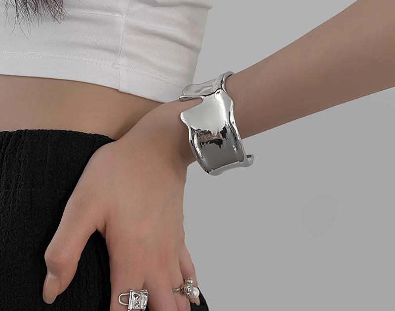 バングル ワイド メタリック シルバー ブレスレット かっこいい 個性的 韓国系 アクセサリー レディース 銀色 光沢 艶あり 鏡 ミ