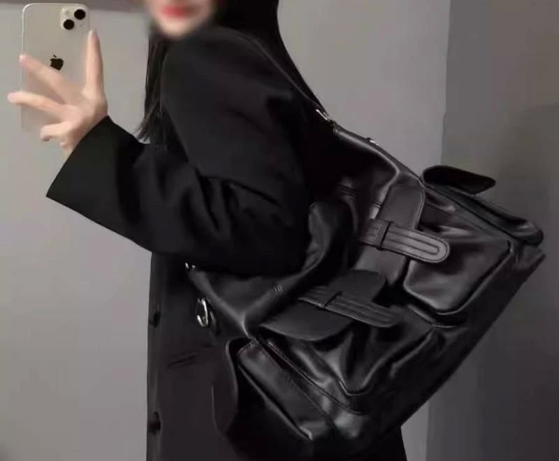 ショルダーバッグ メッセンジャー トートバッグ 黒 レディース かっこいい 大容量 収納力 たくさん入る A4 PC ポケット レザーバ