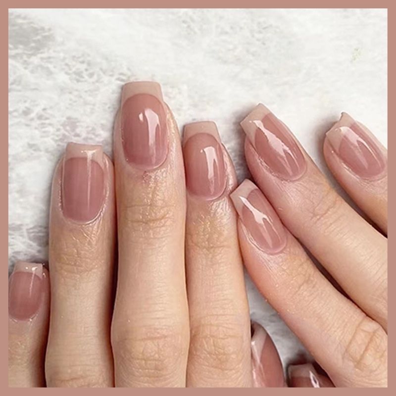 おすすめ！【24枚入り】ネイルチップ ショート ワインレッド シルバー 光沢感 個性的 レディース 高級感 優しい おうちネイル アートおしゃれ アート 美しい 秋 冬 披露宴 成人式 デート 卒業式 紅葉狩り 遊園地 送料無料 270