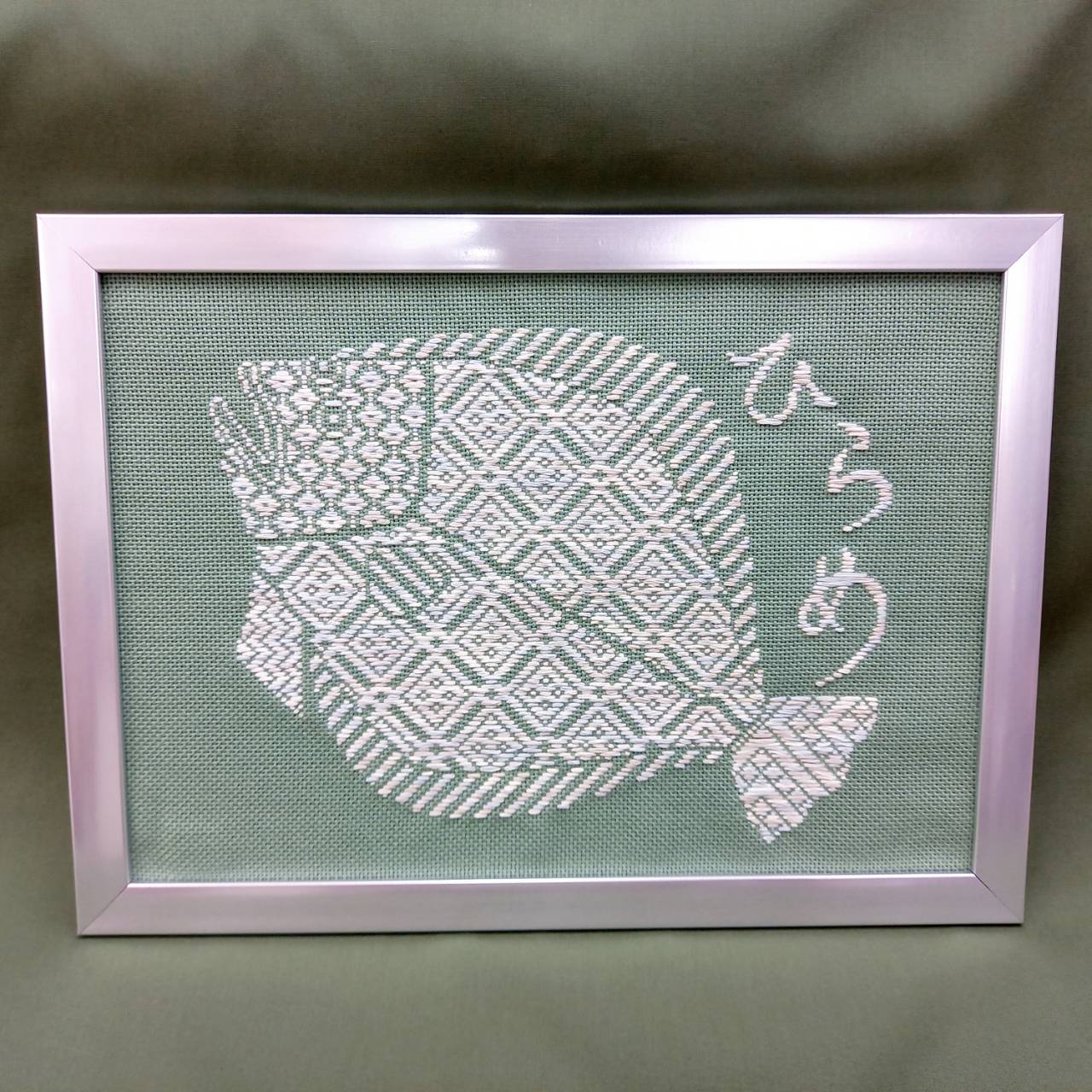 オリジナル こぎん刺しキット 「ひらめ」A4サイズ額 こぎん刺し 青森のお土産 青森名物 夏 玄関飾り 夏の置物 夏の飾り 魚 ヒラメ 海グッズ キット 可愛い 初心者 図案 コングレス 糸 針 手作りキット 手芸キット 刺繍キット 初心者セット 手芸 ナンデモヤ 青森