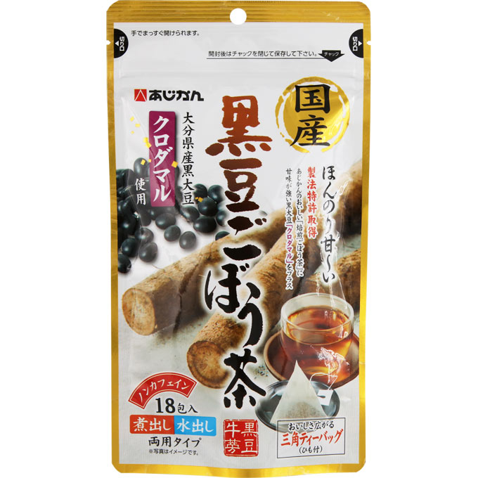 ほんのり甘〜いあじかんのおいしい「焙煎ごぼう茶」に甘味が強い黒大豆「クロダマル」をプラスノンカフェイン煮出し水出し両用タイプおいしさ広がる三角ティーバッグ（ひも付）○製法特許取得 国産焙煎ごぼう茶あじかんではアク抜きをしなくても、えぐみを抑えて美味しくすることに成功。ごぼう本来の旨みと香りを損なわず、皮まで丸ごと使うことで、ポリフェノールを摂れるようにしました。さらに、生よりも加熱したほうがポリフェノールの力が高まるというデータがあるため、皮付きのまま乾燥させ、独自技術でじっくり焙煎することで、そのパワーを引き出しています。○大分県産黒大豆「クロダマル」黒大豆の中でも甘みが強く苦味が少ないのが特徴です。「国産焙煎ごぼう茶」との相性も抜群。「国産焙煎ごぼう茶」の香ばしさに、より一層の甘みが加わり美味しくお召し上がりいただけます。黒豆ごぼう茶を飲んだ後の茶がらもおいしく召し上がれます。玉子焼きに加えれば栄養満点！汁物の具材にも！広告文責(株)なの花西日本TEL：072-652-0371予告なくリニューアル、発売終了する場合がございます。予めご了承下さいませ。