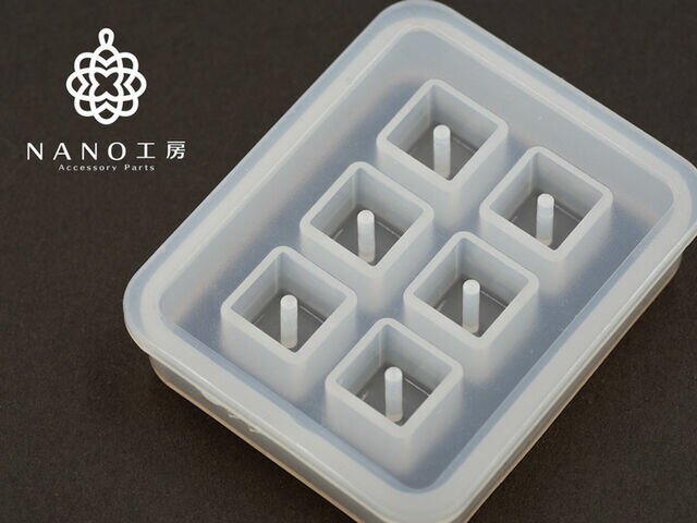 【sm-1】シリコンモールド 立体キューブ型 通し穴付き 1個★立方体　スクエア UVレジン レジン液 シリコ..
