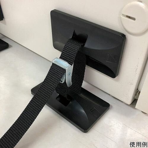 ベルトストッパー 軽量設備用 4組入 (1セット(4組入り))ベルトストッパー 軽量設備用 4組入 (1セット(4組入り))。卓上にある軽量設備の耐震固定に適しています。ベルト式で容易に着脱できます。ベルトの長さ調節で様々な設置状況に対応し繰り返し使用が可能です。プレートサイズ（mm）：56×106×18耐震荷重（kg）：80入数：1セット（4組入）材質：ベルト／ポリエステル、マット／ウレタンゲル、キャッチプレート／ABS樹脂、バックル／亜鉛ダイキャスト耐震7クラス試験実施済み（メーカー実験車にて検証）セット内容：キャッチプレート×8個、マット×8枚、ベルト×4本※耐用年数は5〜7年です。ご使用環境によっては耐用年数が短くなることがあります。