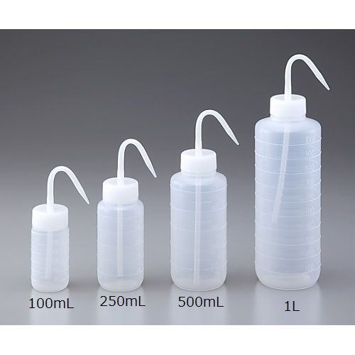 J洗浄瓶 100mL 1本 (1本) 円周に記された成型目盛はどの位置でも内容液が計量できます。ボトルの口元が大きく、蒸留水や薬液の注入が容易です。J洗浄瓶 100mL 1本 (1本)。円周に記された成型目盛はどの位置でも内容液が計量できます。ボトルの口元が大きく、蒸留水や薬液の注入が容易です。材質：本体／低密度ポリエチレン（LDPE）、ノズル・キャップ／リニアポリエチレン（LLDPE）使用温度範囲：−30〜+60℃口内径：φ32.0mm容量：100mL胴径×びん高さ/全高（mm）：φ48.0×103.0/173.0目安目盛（mL）：10入数：1本入※寸法には許容差があります。※ノズルの曲部分は手加工のため、曲げ角度・全高が異なることがあります。ケース入数量：120本入商品コード：3022-04。検索キーワード:汎用器具・消耗品 樹脂容器各種 樹脂容器