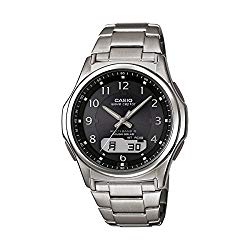 日本・中国・アメリカ・ヨーロッパの標準電波に対応したマルチバンド6のソーラー電波時計。インデックスには視認性の高いアラビア数字を使用。また、6時位置にカレンダーやワールドタイムなどを表示できるデジタル液晶を配置。視認性が高く実用的なモデルに仕上げました。バンドには自分で簡単にバンド調整ができるプッシュ＆リリースバンドを採用しました。