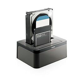 パソコンなしでハードディスクの丸ごとコピーが可能な2BAYスタンド型HDD/SSDデュプリケーターケースです。■パソコンなしでハードディスクの丸ごとコピーが可能な2BAYスタンド型HDD/SSDデュプリケーターケースです。 ■エラースキップ機能を搭載しているので、不良セクタのあるHDDもコピー可能で、最大10TBHDDに対応しているので、大容量HDDのデュプリケートが可能です。 ■ハードディスクをBAYに挿入して、トップの「CLONE」ボタンを押すだけで簡単にデュプリケートが可能です。また、SATA3対応で最速440MB/sの高速コピーが可能です。パソコンなしでハードディスクの丸ごとコピーが可能な2BAYスタンド型HDD/SSDデュプリケーターケースです。 エラースキップ機能を搭載しているので、不良セクタのあるHDDもコピー可能で、最大10TBHDDに対応しているので、大容量HDDのデュプリケートが可能です。 ハードディスクをBAYに挿入して、トップの「CLONE」ボタンを押すだけで簡単にデュプリケートが可能です。また、SATA3対応で最速440MB/sの高速コピーが可能です。 2.5インチ差し込み口にもHDDカバーが付いているので未使用時、コネクタ部分に埃が侵入するのを防ぎます。 フロントには、デュプリケート中の進み度合いを示す視認性に優れたLEDも装備していますので、常時進捗状態を確認することが可能です。 3.5インチSATA HDDのみならず、2.5インチSATA HDD及びSSDにも対応していますので、幅広くデバイスを選択することができます。 USB3.0ポートを保有していますので、最大2台の10TBHDDを装着することで、大容量の2BAY外付型ハードディスクとして環境に合わせて使用することが可能です。 USB録画対応テレビなどにUSB接続することにより録画再生が可能です。対応パソコン：USBポートを搭載するWindowsパソコン及び、Intel Macシリーズ 対応OS(USB3.0接続時)：Windows 10, 8.1, 7macOS High Sierra(10.13), Sierra(10.12)Mac OS X (10.11, 10.10, 10.9)※対応OSはいずれも日本語OSに限ります。 対応OS(USB 2.0接続時)：Windows 10, 8.1, 7macOS High Sierra(10.13), Sierra(10.12)Mac OS X (10.11, 10.10, 10.9)※対応OSはいずれも日本語OSに限ります。 インターフェース：USB3.0 コネクタ形状：USB3.0 TypeB x1 設置方向：水平 冷却ファン：無し 筐体材質(カラー)：ブラック 盗難防止：無し 入力電圧：DC+12V 3A 消費電力：36W 外形寸法(幅×奥行き×高さ)：146x114x60mm 質量：243g 保証期間：1年間 付属ソフト：ロジテックHDDツール 付属品：USB3.0ケーブル1本、ACアダプタ1個、マニュアル2部(保証書含む) 電気用品安全法：PSE適合(ACアダプター)