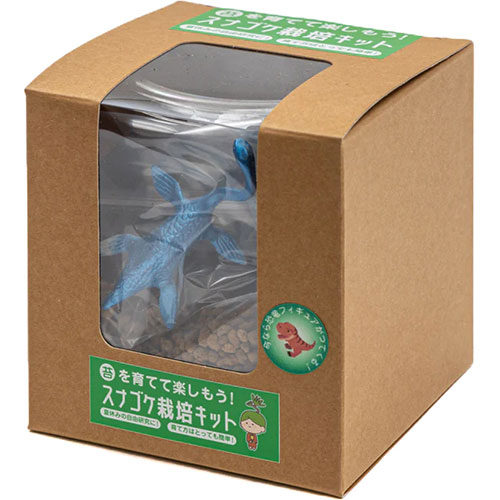 水さえあれば始められるスナゴケ栽培のスターターキット苔(乾燥スナゴケ)・栽培土(赤玉土)・栽培容器・水やり用のスプレーボトル・説明書など、栽培に必要な材料をフルパッケージにしたものです。水さえあれば栽培を始められる簡便さから、何も持っていない状態から「苔栽培のはじめの一歩」を踏み出す方に最適です。恐竜のフィギュア付きなので、栽培する際に苔の上に載せていただきジオラマとしてもお楽しみいただけます。お子様の自由研究などにもお使いいただけます。