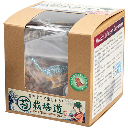 水さえあれば始められるスナゴケ栽培のスターターキット苔(乾燥スナゴケ)・栽培土(素焼きの破砕物)・栽培容器・水やり用のスプレーボトル・説明書など、栽培に必要な材料をフルパッケージにしたものです。水さえあれば栽培を始められる簡便さから、何も持っていない状態から「苔栽培のはじめの一歩」を踏み出す方に最適です。栽培土に福井県の伝統工芸品である「越前焼」の素焼きを破砕したものを使用しています。焼成時に破損した素焼きの物を再利用することでSDGsに貢献しています。また700〜800℃で焼成しているため、殺菌処理と同等の効果が得られており、これについては経済産業省認定の分析機関でダイオキシンや土壌汚染対策法で指定された物質が含まれていないことを確認しています。これによりインバウンドがお土産として帰国する際に検疫を受ける際に有利に働くものと考えています。恐竜のフィギュア付きなので、栽培する際に苔の上に載せていただきジオラマとしてもお楽しみいただけます。お子様の自由研究などにもお使いいただけます。…