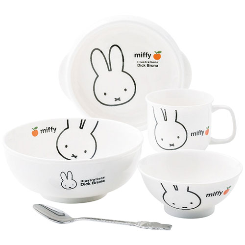 お子様食器ギフトセットミッフィーの大きいお顔がかわいらしい食器セット。お茶碗の底にもミッフィーのお顔。ミッフィーがみえるまでぜんぶ食べようね!すくいやすい設計のUDボウルもうれしい使いやすいセットです。電子レンジ・食洗器OK…