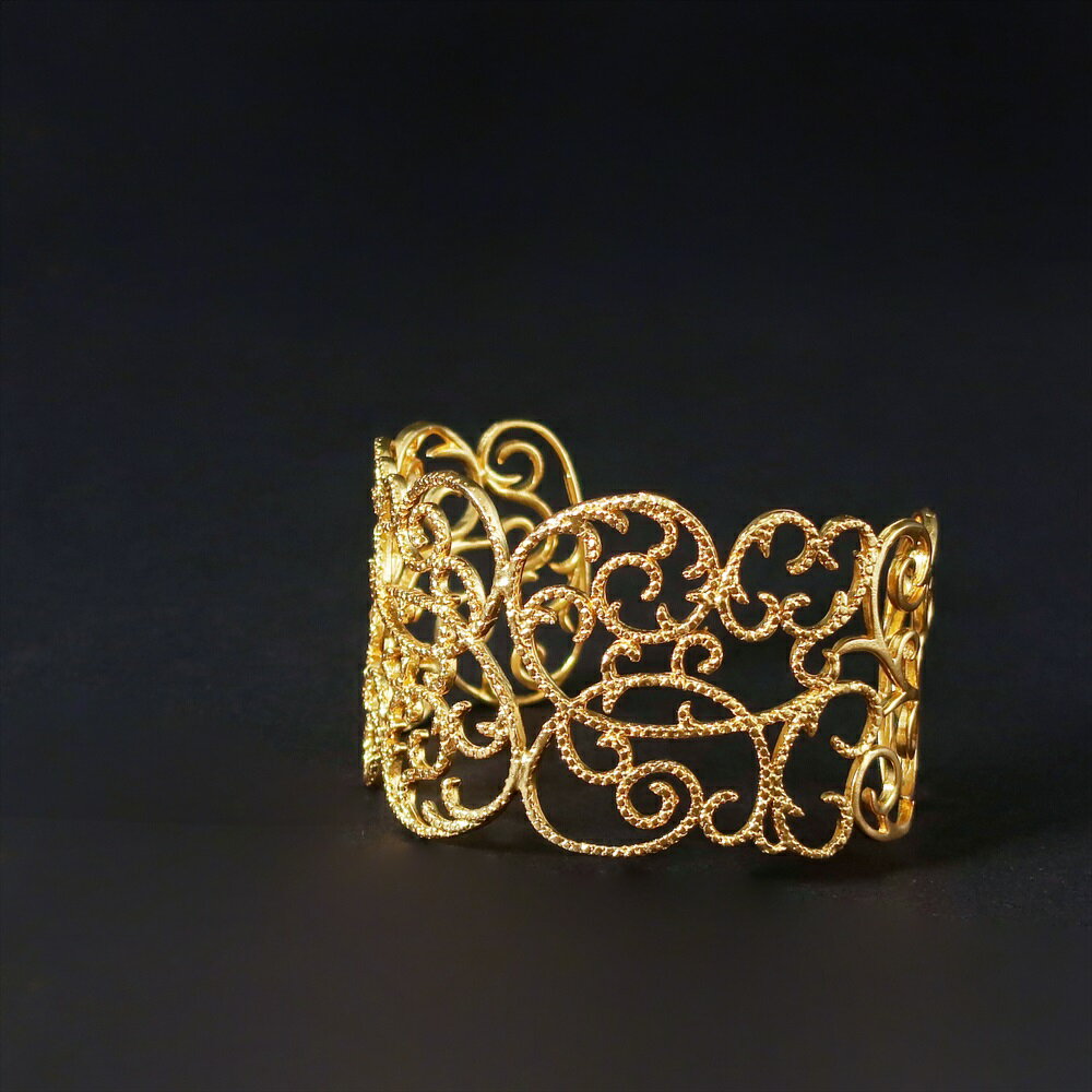 【新作。5月28日発売開始】バングル ブレスレット レディース バングル 22金 22K アンティーク ゴールド 幅広 太め レース レーシー 透かし模様 デザ...