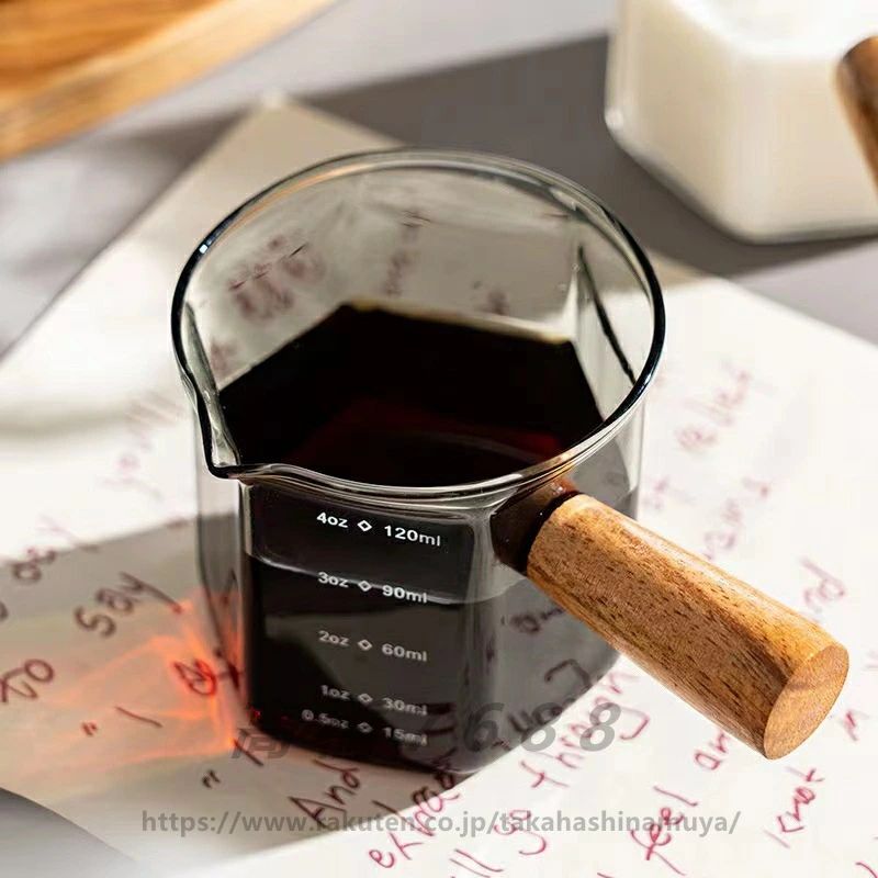 南山商店の2個セット 120ml ミルクピッチャー ミルクジャグ 小型 計量カップ耐熱ガラス 目盛り付き 斜め注ぎ口 飛散防止 簡単に注ぐ 木製ハンドル｜アングル2