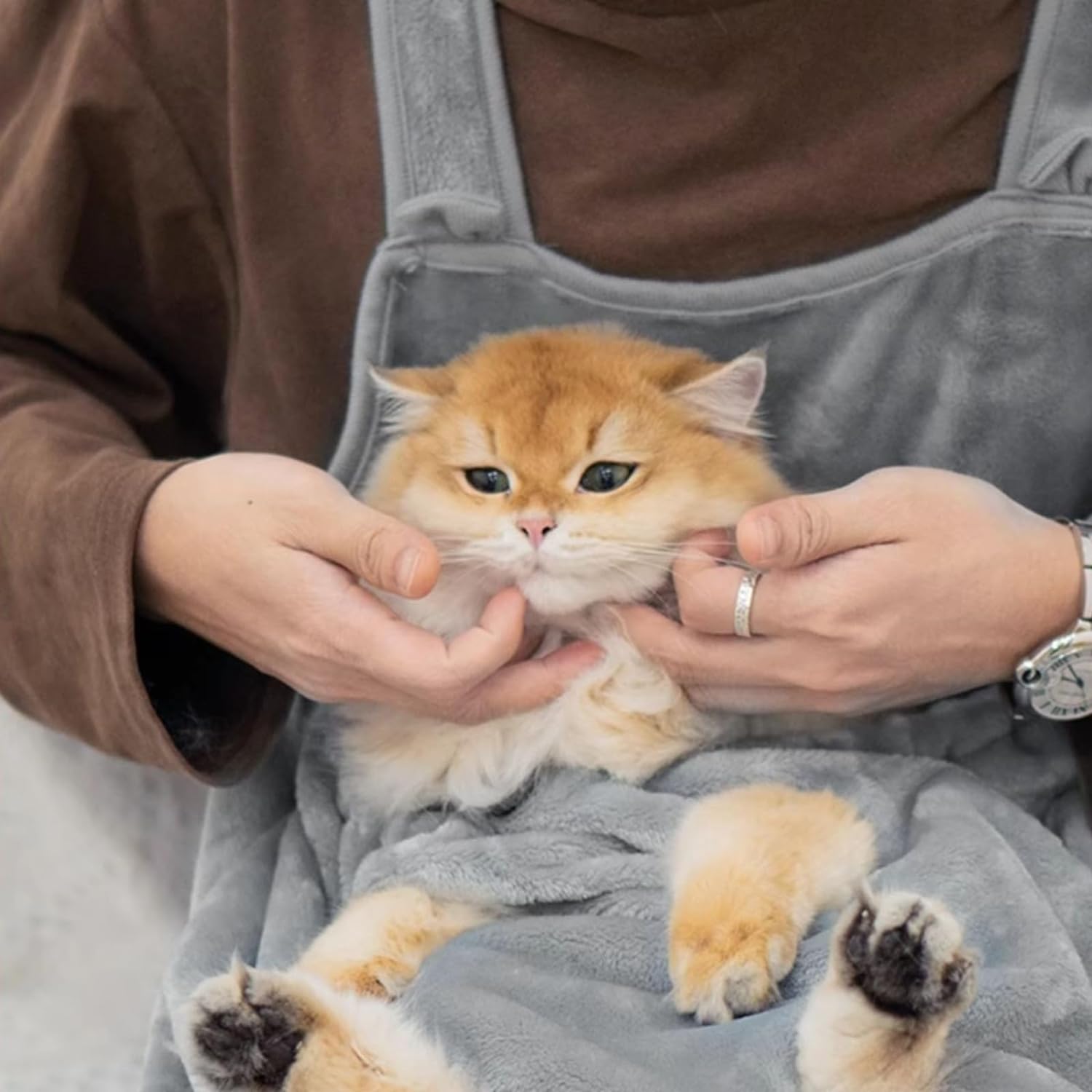 【足出し&バッグ型デザイン】 小さな穴が4つ付いており、猫の4本の足がはみ出るのに十分で、より快適です。飼い主が猫の爪を切ったり、耳をきれいにしたりするのに便利です。猫抱っこエプロンは、バッグ型デザインで広々とした休息スペースとサイドガードを提供し、安全で快適な環境を猫に提供します。 【高品質のフランネル生地】 猫 抱っこ紐の表面には柔らかなフリース素材で、裏面には羊のようなふわふわの手触りの素材で作られるのです。内側の暖かい空気を逃さない高い保温性を持っています。近くにいる安心感とお互いの体温が、何とも言えない居心地の良い暖かさをもたらします。 【飼い主とペットが楽しく過ごす】 ペットの毛がセーターや洋服などに付くことに困る方も多いでしょう。 飼い主とペットの接触が制限されることもあります。この抱っこ用エプロンがあれば、服に毛が付くのを気にせずペットを抱っこすることができます。 【丸洗い可能&耐荷重8kg】 お手入れが簡単で、飼い主の負担を軽減し、猫を衛生的に健康に保ちます。また、特殊な生地設計によりホコリの付着を軽減し、猫 抱っこ エプロンをすっきりとした見た目に保ちます。耐荷重は8kgまでで、小型、中型、大型のペットに適しています。 【四季にも使用できる】 秋冬の防寒に最適な犬猫用ブランケットだけではなく、夏に冷房対策にペットのエアコン毛布としてもいいです。四季にも使用できる猫 抱っこ紐です。 ※ご注意：オシッコなどで濡れたまま使用すると、色落ちの原因となるうえ、衛生的にもよくありません。十分乾燥してご使用ください。 メーカー希望小売価格はメーカーカタログに基づいて掲載しています