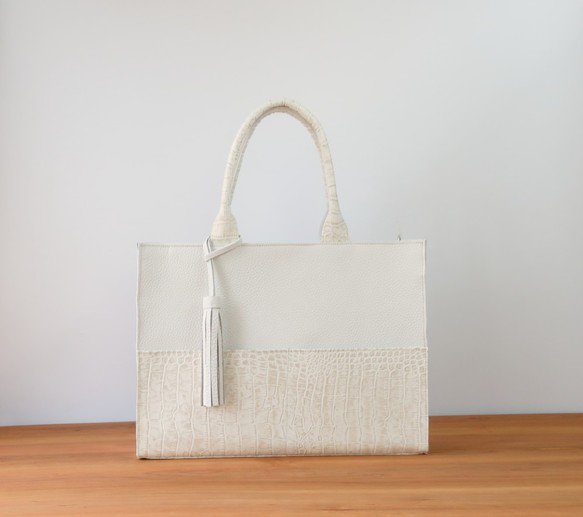A4サイズしかくトートbag・ver2（ファスナー付き）☆ホワイト☆彡受注制作　バッグ 日本製 国産 メンズ レディース 本革 通勤バッグ シンプル 高級 お洒落 鞄 カバン 牛革 旅行 フォーマル オケージョン プレゼント ブランド 入園式 バッグ 本革