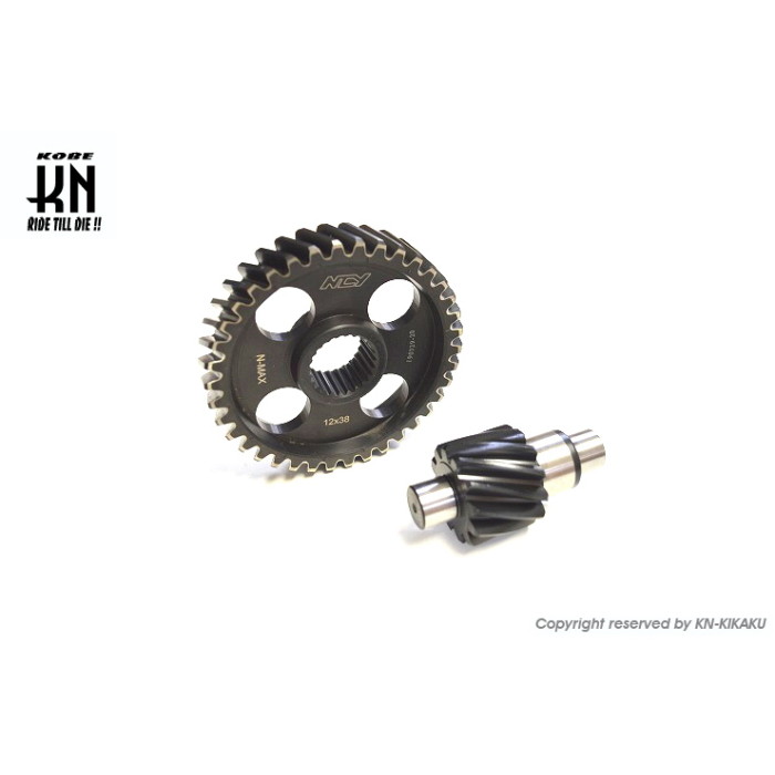 【商品説明】■NCY軽量ハイギアキット【NMAX/グリファス/BW'S/XFORCE】2次側【12×33】【特徴】■肉抜きが施してある軽量タイプのギアです。【サイズ】■丁数:12×33【ギア比表】※1次側(16×56)と本商品2次側キットの組み合わせ■12×32=9.333333■12×33=9.625■12×34=9.916665■12×35=10.208331(純正)■12×37=10.791665■12×38=11.083331※ノーマルより数値が小さいほどハイギア、大きいほどローギアとなります。本商品以外の丁数のファイナルギア(ハイギア、ローギア)もご用意いたしております。【適合車種】■シグナスグリファス6型国内仕様【BKG】UBS■シグナスグリファス6型台湾仕様【B8R】UBS/ABS■BW'S1253型台湾仕様【BBJ】■XFORCE【BLB】国内仕様■FORCE2.0【BFV】台湾仕様■AUGUR【BLC】台湾仕様■NMAX125【2DS】国内仕様■NMAX125ABS【BV3】国内仕様■NMAX155ABS【BV4】国内仕様■NMAX150【2DP】インドネシア仕様■NMAX155【B4V】2型V2台湾/インドネシア仕様■NMAX125【BAL】2型V2国内仕様■NMAX155【BBD】2型V2国内仕様【注意】※装着には、ノーマルギアから入れ換える圧入作業が必要です。 ABOUT NAPS　-ナップスについて- 「For all Riders.」豊かなオートバイライフを過ごすために私たちは全力でサポートします。 ナップスは、1962年創業のオートバイ用品の小売・開発を行っています。 「ヒトのナップス」をコンセプトに、高い現場力と商品の品揃えの豊富さを特徴とし、多様化するオートバイユーザーのニーズやファッションのトレンドを追い続けています。 【実店舗について】 国内、海外合わせて32拠点(アップガレージライダース6店舗含む)で展開する、日本最大級のオートバイ用品店です。 販売はもちろん、メンテナンス・サイズ調整・フィッティング等のアフターサービスも行っております。 神奈川県7店舗・東京都6店舗・埼玉県2店舗・群馬県2店舗・宮城県1店舗・静岡県1店舗・愛知県4店舗・大阪府2店舗・京都府1店舗・岡山県1店舗・広島県2店舗・愛媛県1店舗・福岡県1店舗・台湾1店舗