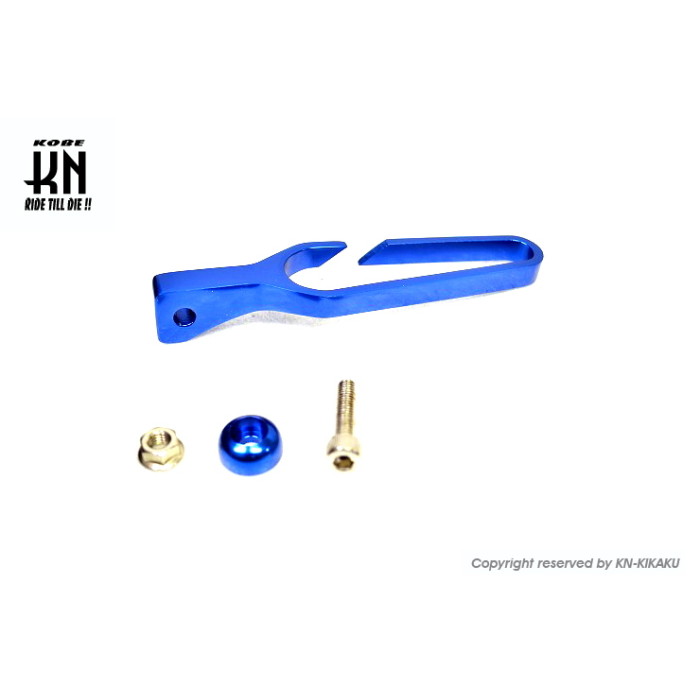 【商品説明】■汎用ワイヤーホルダー【特徴】■アルミ製【サイズ】■ボルト穴:7mm■全長:128mm■横幅最大:29mm■穴の長さ(縦):85mm■穴の最大幅(横):21mm【適合車種】■汎用【注意】※適合車種以外への流用データはございません。 ABOUT NAPS　-ナップスについて- 「For all Riders.」豊かなオートバイライフを過ごすために私たちは全力でサポートします。 ナップスは、1962年創業のオートバイ用品の小売・開発を行っています。 「ヒトのナップス」をコンセプトに、高い現場力と商品の品揃えの豊富さを特徴とし、多様化するオートバイユーザーのニーズやファッションのトレンドを追い続けています。 【実店舗について】 国内、海外合わせて32拠点(アップガレージライダース6店舗含む)で展開する、日本最大級のオートバイ用品店です。 販売はもちろん、メンテナンス・サイズ調整・フィッティング等のアフターサービスも行っております。 神奈川県7店舗・東京都6店舗・埼玉県2店舗・群馬県2店舗・宮城県1店舗・静岡県1店舗・愛知県4店舗・大阪府2店舗・京都府1店舗・岡山県1店舗・広島県2店舗・愛媛県1店舗・福岡県1店舗・台湾1店舗