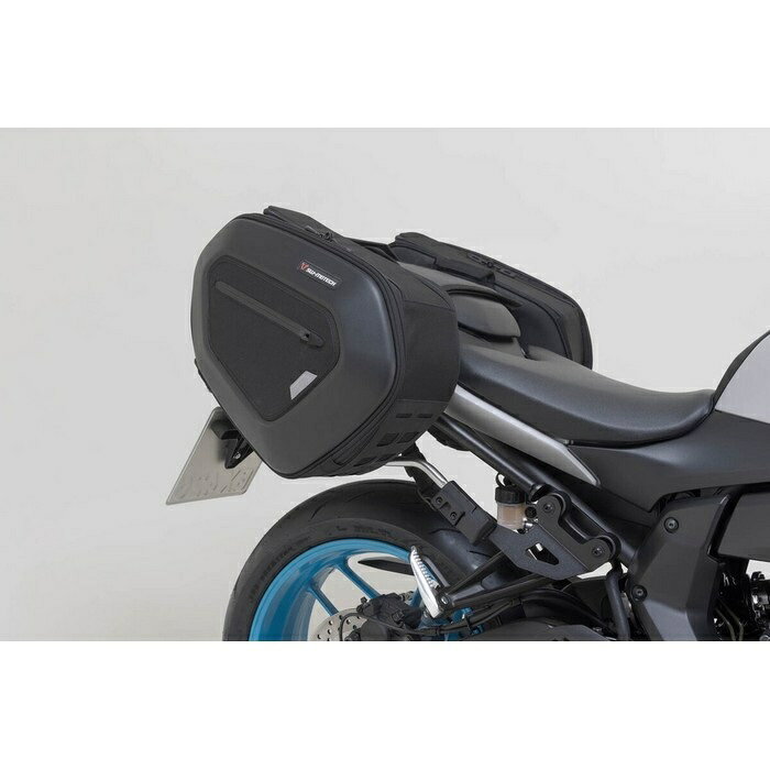 製品のおすすめポイント1999年にドイツの情熱あるライダーたちにより創業された、世界65か国以上で支持される高品質モーターサイクルアクセサリーブランド 商品情報 商品名PRO BLAZE サドルバッグセット ハイバージョン MT-07 25ブランドSW-MOTECH品番BCHTA0674037400JAN4538792216591商品説明革新的なツーリングソフトバッグのBLAZEが、「PRO BLAZEサドルバッグ」としてグレードアップ！サポートアームにバッグを差し込むだけで素早く装着できます。アームは、横方向の動きを防いでバッグを安定させます。バッグを外すときにはサポートアームから簡単に引き抜くことができ、オートバイの外観を崩すことがありません。また、幅の広いVelcroバックアップストラップが左右のバッグをリアシートの上でつなぎ、安定性を増します。■BLAZEからの進化ポイント・EVA樹脂コートで防水性を高めたバッグ・ラッションフックを用いた固定ベルト■特長・サイズ：14x30x44cm(容量可変：片側15-20L)・軽量で効率的な空力設計(1500g/片側)・素材：耐久性のある1680Dバリスティックナイロン・外側のジップポケット・リフレクター・ソリッドキャリングハンドル・防水インナーバッグ容量：片側15〜20L×2個総重量(約)：5.9kgご注意●SW-MOTECH製品の適合車種は、ヨーロッパで発売されている車種への適合情報です。日本国内流通モデルとの相違(年式、仕様等)は取扱説明書等でご判断ください。アクティブでは装着確認を行っておりません。適合確認車種※記載のない車種は取付不可または未確認対応車種YAMAHA MT-07 2025 〜 2025YAMAHA MT-07(ABS) 2025 〜 2025 ABOUT NAPS　-ナップスについて- 「For all Riders.」豊かなオートバイライフを過ごすために私たちは全力でサポートします。 ナップスは、1962年創業のオートバイ用品の小売・開発を行っています。 「ヒトのナップス」をコンセプトに、高い現場力と商品の品揃えの豊富さを特徴とし、多様化するオートバイユーザーのニーズやファッションのトレンドを追い続けています。 【実店舗について】 国内、海外合わせて32拠点(アップガレージライダース6店舗含む)で展開する、日本最大級のオートバイ用品店です。 販売はもちろん、メンテナンス・サイズ調整・フィッティング等のアフターサービスも行っております。 神奈川県7店舗・東京都6店舗・埼玉県2店舗・群馬県2店舗・宮城県1店舗・静岡県1店舗・愛知県4店舗・大阪府2店舗・京都府1店舗・岡山県1店舗・広島県2店舗・愛媛県1店舗・福岡県1店舗・台湾1店舗