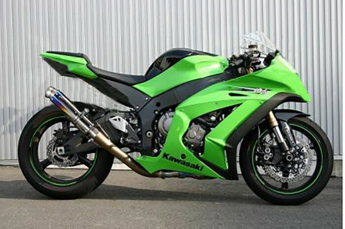 【NAPSおすすめポイント】 【対応車種】カワサキZX-10R '2011 '2015 【商品情報】 【スペック／詳細】■ショットガン / カールエンド音量：約105db製品重量：1360gレイアウト：スリップオンマフラーパイプ素材：チタンサイレンサー：カーボン / ショットガンサイレンサーΦ85×300オイル交換対応：○オイルフィルター交換対応：○≪製品内容 / 付属品≫・エキゾーストパイプ・サイレンサー・サイレンサーバンド・スプリング【商品説明】世界のレースシーンで活躍するZX-10Rを、サーキット仕様にアップグレードする為のスリップオンマフラー純正のチタンエキゾーストパイプから触媒を外して装着するタイプで約5％の出力UPが期待出来ます。迫力のある音量と最高出力重視の方にオススメのショットガンサイレンサーシリーズのパッケージです。専用サイレンサーステーは単品販売もいたします。【注意】※画像はイメージです。※専用ステーは純正マフラーを固定している位置とは異なります。※北米仕様などのO2センサーが無い車両は、O2センサーキャンセルに必要なキャップボルトが必要になります。