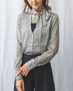 ★4/25限定！20%OFFクーポン配布中★《 チェーン柄サテンボウタイブラウス 》 レディース トップス 長袖 幾何学柄 光沢 グレー グリーン オレンジ ナラ カミーチェ ナラカミ NARACAMICIE アウトレット 送料無料