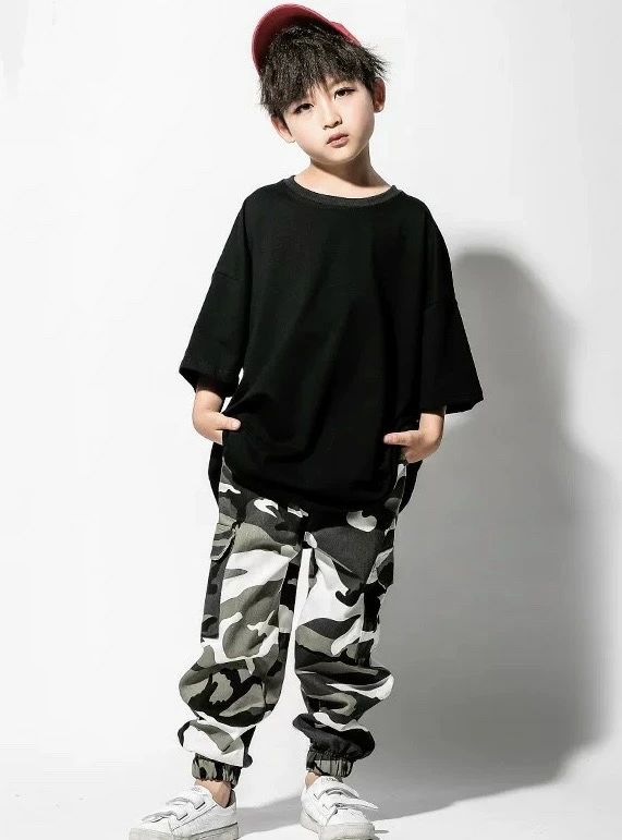 ロイヤルダンス 商品関連キーワード どんな方におすすめですか？ こちらの商品は、女性 OL 男性 大人 若者 新婚 カップル 友達 ファミリー 両親 祖父母 ジム通う人 プレゼント用 社会人 シニア向け シニアギフト 高齢者向け 上司 彼氏 彼女 学生 誕生日ギフト 家族 ペアギフト お祝い用 いとこ 従姉妹 従兄弟 親戚 子持ち 子連れ 20代 30代 40代 50代 60代 70代 80代 父 母 父親 母親 お父さん お母さん 義父 義母 おじいちゃん おばあちゃん 兄 弟 姉 妹 祖父 祖母 叔父 叔母 友人 女友達 男子 女子 夫 妻 旦那さん 奥さん 先生 会社 同僚 取引先 部下 ママ友 キッズ ベビー 幼稚園 小学生 中学生 中学校 高校生 高校 大学生 成人 敬老会 子供 子ども におすすめです。 どんなブランドが好きな人におすすめですか？ シンプル デザイン ミニマル スポーツブランド ストリートカジュアル モダンファッション フィットネスウェア スポーティー 日常使いに最適 使い勝手が良い 高機能ウェア エコフレンドリー ブランドに敏感 しっかりした作り 長持ちするデザイン コストパフォーマンスが高い 知名度のあるブランド クリーンなデザイン 高評価のブランド ライフスタイルブランド ストリートファッション好きな人 トレーニングウェアを重視する人 デイリーウェアとして優秀 ファッション性と機能性を両立するブランド 手頃な価格でクオリティ高い スポーティカジュアルを好む デザインが洗練されている 有名ブランドにも負けない品質 持ち運びやすい素材感 自分のスタイルを大事にする人 ユニクロ Uniqlo lululemon ZARA 無印 スリコ zozo ソニプラ 百貨店 SNIDELなどをお探しの方におすすめです。 どんなシーンで使えますか？ ダンス レッスン ジム フィットネス ヨガ ピラティス ウォーキング ランニング 自宅トレーニング 日常使い レジャー 外出 旅行 スポーツイベント カジュアルウェアとして パフォーマンス向け リラックスシーン 家でのリラックス 日常的な外出にも 活動的な日 朝のウォーク 週末のお出かけ 友達とのランチ 軽いハイキング ジョギングやストレッチ マラソンや競技イベント 部屋着として快適 車移動やショッピングにも最適 室内スポーツにも使える フィットネスジムでのトレーニング 屋外での運動会やピクニック 家族や友人とのアクティブな時間 ダンス ジム ズンバ zumba バレエ フィットネス マラソン 通学 通勤 散歩 エアロビ 体操 体育祭 文化祭 ゴルフ 打ちっぱなし 発表会 部活 サークル レッスンなど様々なシーンで使うことができます。 ロイヤルダンスで買うメリットは？ ス送料無料 即日発送 受け取り簡単 丁寧な検品 品質が高い 良質な生地 豊富なラインナップ 注文簡単 信頼できる品質 高評価レビュー 大量注文可能 迅速対応 安心品質 手軽に買える 商品説明充実 豊富なサイズ選択 ダンス専門 迅速発送 信頼 安心 クオリティ高い 評価が高い レビューが良い リピート購入しやすい 豊富なサイズ展開 デザイン性が高い トレンドを取り入れた アイテムが豊富 購入手続きが簡単 問い合わせ対応が良い 在庫管理が良好 迅速な返品対応 商品の寿命が長い 値段が手頃 安定した品質 送料無料キャンペーン 使いやすい ウェブサイトが見やすい 迅速なカスタマーサービス 高い信頼性 実績のあるブランド 安心して注文できる 商品ラインナップが充実 在庫切れが少ない 多様なニーズに対応 丁寧な梱包 親切なスタッフ 豊富な購入特典など様々なメリットがございます。 ◆タイプ : セットアップ / トップス単品 / パンツ単品 ◆サイズ : 110-170 ＊照明やモニターの具合により実際とは異なる色合いに見える場合ございます ＊こちらは取寄せ商品(7-12営業日で発送)となります モデル: 128cm / 130着用 当店紹介当店Royal Dance (ロイヤルダンス)は、「キッズダンス衣装専門ショップ」としてトップスやパンツをはじめ、男の子も女の子も楽しめるダンスファッションを豊富に取り揃えています。子供から大人まで、ボーイズやガールズのhiphopスタイルにぴったりなヒップホップ衣装を、おしゃれでかっこいい、そして可愛いデザインでご提供しています。発表会や幼稚園でのイベントなどに活躍する、韓国風やkpopスタイルの衣装も多数ご用意してます。是非、色々な商品を見てぴったりの一着を見つけてください。 人気のカテゴリ キッズダンス衣装 キッズ トップス キッズ パンツ レディース トップス レディース パンツロイヤルダンス 商品関連キーワード どんな方におすすめですか？ こちらの商品は、女性 OL 男性 大人 若者 新婚 カップル 友達 ファミリー 両親 祖父母 ジム通う人 プレゼント用 社会人 シニア向け シニアギフト 高齢者向け 上司 彼氏 彼女 学生 誕生日ギフト 家族 ペアギフト お祝い用 いとこ 従姉妹 従兄弟 親戚 子持ち 子連れ 20代 30代 40代 50代 60代 70代 80代 父 母 父親 母親 お父さん お母さん 義父 義母 おじいちゃん おばあちゃん 兄 弟 姉 妹 祖父 祖母 叔父 叔母 友人 女友達 男子 女子 夫 妻 旦那さん 奥さん 先生 会社 同僚 取引先 部下 ママ友 キッズ ベビー 幼稚園 小学生 中学生 中学校 高校生 高校 大学生 成人 敬老会 子供 子ども におすすめです。 どんなブランドが好きな人におすすめですか？ シンプル デザイン ミニマル スポーツブランド ストリートカジュアル モダンファッション フィットネスウェア スポーティー 日常使いに最適 使い勝手が良い 高機能ウェア エコフレンドリー ブランドに敏感 しっかりした作り 長持ちするデザイン コストパフォーマンスが高い 知名度のあるブランド クリーンなデザイン 高評価のブランド ライフスタイルブランド ストリートファッション好きな人 トレーニングウェアを重視する人 デイリーウェアとして優秀 ファッション性と機能性を両立するブランド 手頃な価格でクオリティ高い スポーティカジュアルを好む デザインが洗練されている 有名ブランドにも負けない品質 持ち運びやすい素材感 自分のスタイルを大事にする人 ユニクロ Uniqlo lululemon ZARA 無印 スリコ zozo ソニプラ 百貨店 SNIDELなどをお探しの方におすすめです。 どんなシーンで使えますか？ ダンス レッスン ジム フィットネス ヨガ ピラティス ウォーキング ランニング 自宅トレーニング 日常使い レジャー 外出 旅行 スポーツイベント カジュアルウェアとして パフォーマンス向け リラックスシーン 家でのリラックス 日常的な外出にも 活動的な日 朝のウォーク 週末のお出かけ 友達とのランチ 軽いハイキング ジョギングやストレッチ マラソンや競技イベント 部屋着として快適 車移動やショッピングにも最適 室内スポーツにも使える フィットネスジムでのトレーニング 屋外での運動会やピクニック 家族や友人とのアクティブな時間 ダンス ジム ズンバ zumba バレエ フィットネス マラソン 通学 通勤 散歩 エアロビ 体操 体育祭 文化祭 ゴルフ 打ちっぱなし 発表会 部活 サークル レッスンなど様々なシーンで使うことができます。 ロイヤルダンスで買うメリットは？ ス送料無料 即日発送 受け取り簡単 丁寧な検品 品質が高い 良質な生地 豊富なラインナップ 注文簡単 信頼できる品質 高評価レビュー 大量注文可能 迅速対応 安心品質 手軽に買える 商品説明充実 豊富なサイズ選択 ダンス専門 迅速発送 信頼 安心 クオリティ高い 評価が高い レビューが良い リピート購入しやすい 豊富なサイズ展開 デザイン性が高い トレンドを取り入れた アイテムが豊富 購入手続きが簡単 問い合わせ対応が良い 在庫管理が良好 迅速な返品対応 商品の寿命が長い 値段が手頃 安定した品質 送料無料キャンペーン 使いやすい ウェブサイトが見やすい 迅速なカスタマーサービス 高い信頼性 実績のあるブランド 安心して注文できる 商品ラインナップが充実 在庫切れが少ない 多様なニーズに対応 丁寧な梱包 親切なスタッフ 豊富な購入特典など様々なメリットがございます。 ◆タイプ : セットアップ / トップス単品 / パンツ単品 ◆サイズ : 110-170 ＊照明やモニターの具合により実際とは異なる色合いに見える場合ございます ＊こちらは取寄せ商品(7-12営業日で発送)となります モデル: 128cm / 130着用 当店紹介当店Royal Dance (ロイヤルダンス)は、「キッズダンス衣装専門ショップ」としてトップスやパンツをはじめ、男の子も女の子も楽しめるダンスファッションを豊富に取り揃えています。子供から大人まで、ボーイズやガールズのhiphopスタイルにぴったりなヒップホップ衣装を、おしゃれでかっこいい、そして可愛いデザインでご提供しています。発表会や幼稚園でのイベントなどに活躍する、韓国風やkpopスタイルの衣装も多数ご用意してます。是非、色々な商品を見てぴったりの一着を見つけてください。 人気のカテゴリ キッズダンス衣装 キッズ トップス キッズ パンツ レディース トップス レディース パンツ