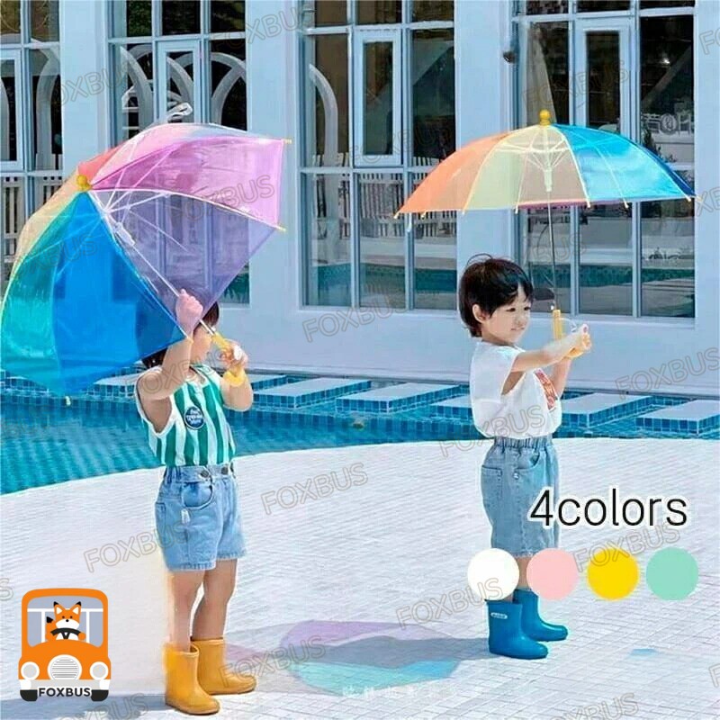 まるで虹のようにカラフルなアンブレラ！雨の日が待ち遠しくなるようなキュートなデザインが魅力です☆丸いキャップで安全に使えるのも嬉しいポイント！商品名/商品番号クリアレインボーアンブレラ / A051カラーミント?イエロー?ホワイト?ピンク商品サイズ全長　約65cm直径　約82cm（親骨47cm）※4?6歳くらいのお子さまにオススメのサイズ感ですラッピング×適用シーンレインボー 傘 キッズ 子供用 45cm 50cm おしゃれ レインボー 子供 子供傘 男の子 女の子 子供用傘 キッズ傘 韓国 透明 45 50 小学生小学校低学年 かわいい 透明 カラフル ドーム型 インポート 雑貨 保育園 幼稚園 通園 通学 レイングッズ レイン 雨 ファンシー北欧デザイン 北欧 韓国 梅雨対策 2023 子ども キッズ用 ビニール傘 韓国雑貨 雨具 アンブレラ 虹メーカー希望小売価格はメーカーサイトに基づいて掲載しています