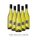 【商品説明】・商品 : メタル クラシック シャルドネ(Metal Classic Chardonnay)・ヴィンテージ : 2022年・生産者(ワイナリー) : バートン・ヴィンヤーズ(Berton Vineyards Pty Ltd)・原産国 : オーストラリア・品種(原材料) : シャルドネ 100%・容量 : 750ml・保存方法 : 直射日光・振動を避け、18℃以下の場所で保管して下さい。・ワイン説明グレープフルーツやパイナップル、白いバラのようなアロマと心地よいオーク香を持ちます。レモンやカシューナッツの風味も現れ、ソフトでクリーミーな口当たりが特徴です。【特記事項】・商品画像は参考イメージとなり、ラベルデザイン変更やヴィンテージ変更などで、実際の商品とは異なる場合がございます。・商品画像のヴィンテージと商品説明のヴィンテージが違うは場合は、商品説明のヴィンテージでの対応とさせて頂きます。・ヴィンテージ切替やヴィンテージ変更が発生した場合は、ご注文を頂いた際に変更連絡を実施させて頂きます。・商品の配送は、配送手配が完了次第お送り致しますので、配送予定日よりも早くなる場合がございます。当商品で検索されている 人気 ・ おすすめ キーワードワイン 白ワイン オーストラリアワイン オーストラリア白ワイン ワインセット 白ワインセット オーストラリアワインセット オーストラリア白ワインセット まとめ買い 飲み比べ ギフト プレゼント 誕生日 お中元 お歳暮 金賞 銀賞 受賞 高得点 サクラアワード ワインアドヴォケイト ワインスペクター ソムリエ厳選