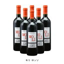 昼から飲みたくなるワイン【商品説明】・商品 : モリ ロッソ(Moli Rosso)・ヴィンテージ : 2021年・生産者(ワイナリー) : ディ マーヨ ノランテ(Di Majo Norante)・原産国 : イタリア・品種(原材料) : モンテプルチャーノ80%、アリアーニコ20%・容量 : 750ml【補足説明】・有機認証 : ICEA・料理 : ハンバーグ・その他 : 肉に合う・保存方法 : 直射日光・振動を避け、18℃以下の場所で保管して下さい。昼から飲みたくなるワイン果実味と程よいビターのバランスがとれたワイン。生産者の哲学どおり重苦しくなくスムーズでお昼から楽しみたくなります。澱と寝かせる時間を長くすることによって、よりリッチでボディのあるワインに仕上がりました。明るいルビー色、スミレや森のベリーのフレッシュな香り、タンニンがしっかりしていて、後味にカカオやチョコレートの要素が感じられます。イタリアワインガイドの常連モリーゼ州で最も重要な生産者としてイタリアワインのガイドブックには、必ずと言って良い程掲載される生産者。特にガンベロ・ロッソでは、毎年のように最高評価の3グラスを獲得しており、モリーゼ州で唯一最高評価を10回以上獲得しております。土着品種を愛していて、楽しむための食文化に合ったワインを造りたいと考えています。ICEAの認証を取得した有機栽培で造られるワインは、リッチなのに重苦しくない、ボディがあってもハーモニーが楽しめるワインを目指しています。【特記事項】・商品画像は参考イメージとなり、ラベルデザイン変更やヴィンテージ変更などで、実際の商品とは異なる場合がございます。・商品画像のヴィンテージと商品説明のヴィンテージが違うは場合は、商品説明のヴィンテージでの対応とさせて頂きます。・ヴィンテージ切替やヴィンテージ変更が発生した場合は、ご注文を頂いた際に変更連絡を実施させて頂きます。・商品の配送は、配送手配が完了次第お送り致しますので、配送予定日よりも早くなる場合がございます。当商品で検索されている 人気 ・ おすすめ キーワードワイン 赤ワイン イタリアワイン イタリア赤ワイン ワインセット 赤ワインセット イタリアワインセット イタリア赤ワインセット まとめ買い 飲み比べ ギフト プレゼント 誕生日 お中元 お歳暮 金賞 銀賞 受賞 高得点 サクラアワード ワインアドヴォケイト ワインスペクター ソムリエ厳選