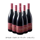 カベルネじゃないカベルネ・ドルサ【商品説明】・商品 : カベルネ ドルサ クーベーアー トロッケン(Cabernet Dorsa QbA Trocken)・ヴィンテージ : 2020年・生産者(ワイナリー) : ベルンハルト コッホ(Bernhard Koch)・原産国 : ドイツ・品種(原材料) : カベルネ ドルサ・容量 : 750ml【補足説明】・料理 : 牛肉赤ワイン煮込み、ビーフシチュー・ギフト : ギフトに最適・その他 : 肉に合う、レストラン向き、日本人醸造家、兵庫出身、関西出身・保存方法 : 直射日光・振動を避け、18℃以下の場所で保管して下さい。カベルネじゃないカベルネ・ドルサカベルネ・ドルサはドルンフェルダーとブラウフレンキッシュの交配品種で、元々はカベルネ・ソーヴィニヨンとドルンフェルダーの交配と考えられていたため、カベルネ・ドルサと名付けられております。ブラックベリーやダークチェリーなどの熟した果実の香りと味わい、まろやかで長い余韻があります。坂田千枝さんが醸造責任者を務める生産者兵庫県出身の坂田千枝さんが醸造責任者を務める生産者。フランスのアルザスに近い南ファルツのハインフェルトにあります。ゴーミヨドイツワインガイで赤の4ツ房やヴィヌムで4ツ星を獲得するなどドイツ国内での評価が高く、近隣の個人客への販売がほとんどで、輸出は行っていませんでした。【特記事項】・商品画像は参考イメージとなり、ラベルデザイン変更やヴィンテージ変更などで、実際の商品とは異なる場合がございます。・商品画像のヴィンテージと商品説明のヴィンテージが違うは場合は、商品説明のヴィンテージでの対応とさせて頂きます。・ヴィンテージ切替やヴィンテージ変更が発生した場合は、ご注文を頂いた際に変更連絡を実施させて頂きます。・商品の配送は、配送手配が完了次第お送り致しますので、配送予定日よりも早くなる場合がございます。当商品で検索されている 人気 ・ おすすめ キーワードワイン 赤ワイン ドイツワイン ドイツ赤ワイン ワインセット 赤ワインセット ドイツワインセット ドイツ赤ワインセット まとめ買い 飲み比べ ギフト プレゼント 誕生日 お中元 お歳暮 金賞 銀賞 受賞 高得点 サクラアワード ワインアドヴォケイト ワインスペクター ソムリエ厳選