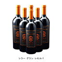 チリで最高のワインに与えられるベストオブチリ【商品説明】・商品 : シラー グラン レセルバ(Syrah Gran Reserva)・ヴィンテージ : 2016年・生産者(ワイナリー) : ビーニャ ファレルニア(Vina Falernia)・原産国 : チリ・品種(原材料) : シラー・容量 : 750ml【補足説明】・料理 : 椎茸肉詰め、つくね、焼鳥・その他 : 肉に合う、居酒屋向き・保存方法 : 直射日光・振動を避け、18℃以下の場所で保管して下さい。・評価 : デカンターで2016年ヴィンテージが95点を獲得チリで最高のワインに与えられるベストオブチリ2002年ヴィンテージがワイン・オブ・チリ・アワードで最高賞を獲得し、誰も知らなかったエルキヴァレーの存在を世に知らしめたワイン。ブラックペッパーを感じさせる上品で複雑なアロマ、なめらかでボリューム感のある果実味にほんのりスパイシーさが混ざります。エルキヴァレーをワイン産地に変えた生産者チリ最北のワイン産地であるエルキヴァレーを開拓して作り上げた唯一の生産者。北イタリアのトレンティーノからアルド・グラモラが1972年に移住したのをきっかけに、従兄弟で醸造家のジョルジョ・フレッサティが1995年に観光で訪れたエルキヴァレーに魅せられてワイン造りを決意、1998年に設立しました。【特記事項】・商品画像は参考イメージとなり、ラベルデザイン変更やヴィンテージ変更などで、実際の商品とは異なる場合がございます。・商品画像のヴィンテージと商品説明のヴィンテージが違うは場合は、商品説明のヴィンテージでの対応とさせて頂きます。・ヴィンテージ切替やヴィンテージ変更が発生した場合は、ご注文を頂いた際に変更連絡を実施させて頂きます。・商品の配送は、配送手配が完了次第お送り致しますので、配送予定日よりも早くなる場合がございます。当商品で検索されている 人気 ・ おすすめ キーワードワイン 赤ワイン チリワイン チリ赤ワイン ワインセット 赤ワインセット チリワインセット チリ赤ワインセット まとめ買い 飲み比べ ギフト プレゼント 誕生日 お中元 お歳暮 金賞 銀賞 受賞 高得点 サクラアワード ワインアドヴォケイト ワインスペクター ソムリエ厳選