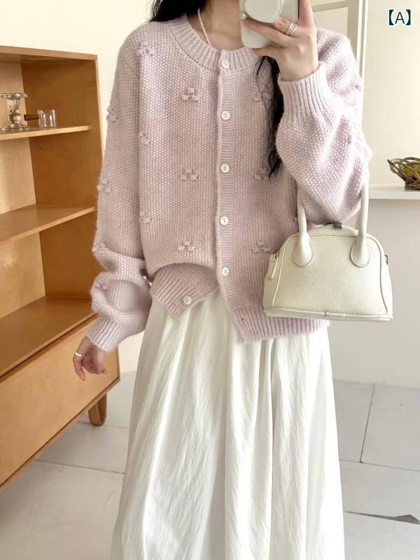 2個セット・カテゴリ: カーディガン・スタイル: 日韓カジュアル、リラックス、スイートカジュアル・主な素材: ニット・素材: アクリル、ウール混紡・ネックライン: クルーネック・袖丈: 長袖・袖タイプ: レギュラー・着丈: ショート丈 (約40-50cm)・シルエット: ルーズフィット・柄: 花柄・デザイン特徴: ボタン・厚さ: 適度・加工: 高温定形・前立て: シングルボタン・カラー展開: パープル、ブルー、グレー、アイボリー・サイズ展開: フリーサイズ