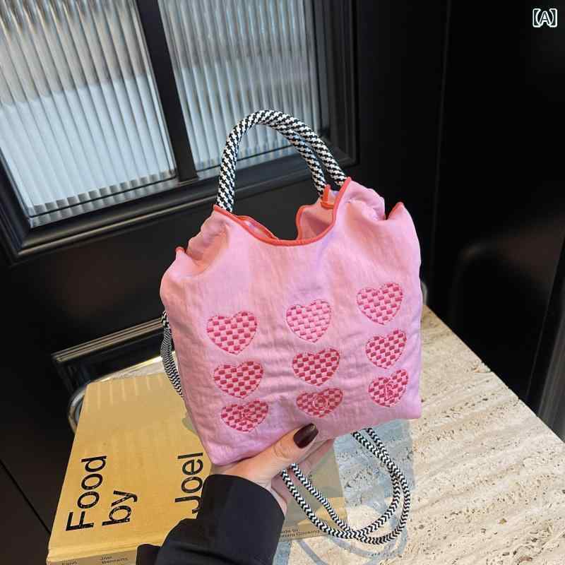 ショルダーバッグ レディース ナイロン ボールチェーン 刺しゅう ハート マカロンカラー 切り替え バイカラー 餃子バッグ 斜めがけ トートバッグ ハンドバッグ デイリーユース 巾着開閉 軽量 ポケット付き ピンク ベージュ グレー ブルー ブラック