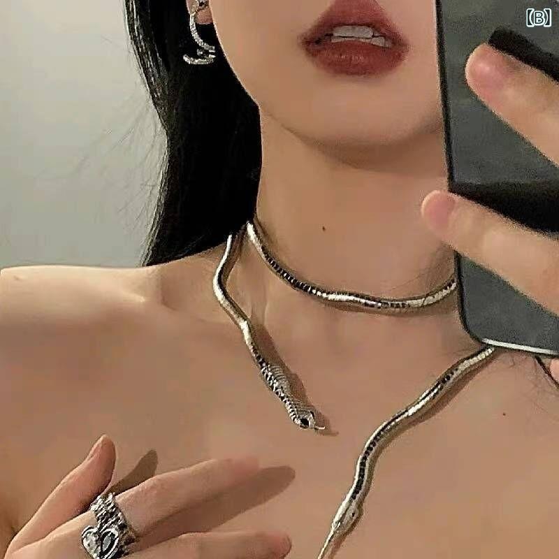 ネックレス レディース ユニセックス パンク ストリート サブカルチャー Y2K チョーカー 高級感 重厚 多層 合金製 電気メッキ 星 月 蛇 スカル 十字架 蜘蛛 蝶 リベット装飾 モチーフ 普段使い お出かけ ライブ 2