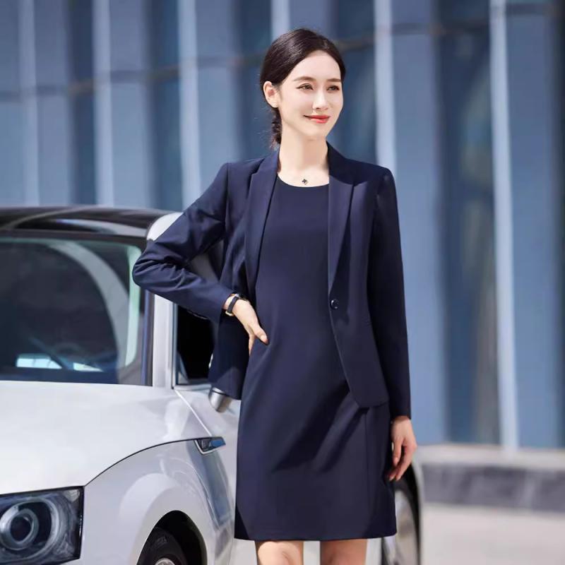 ・主な素材: ポリエステル70～80%・副素材: レーヨン30%以下・スタイル: オフィス・通勤・袖丈: 長袖・袖タイプ: レギュラー袖・スカート丈: ミディ丈・カラー展開: 紺、ブラック、ライトグレー、ダークグレー・サイズ展開: S、M、L、XL、2XL、3XL、4XL、5XL、6XL
