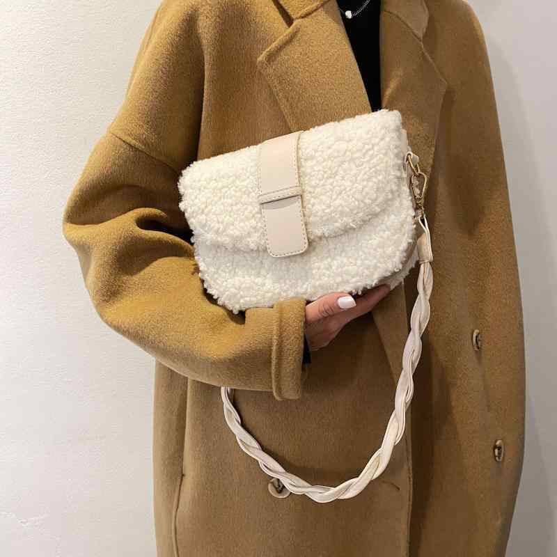 樂天商城 - バッグ レディース ボア ふわふわ もこもこ ミニショルダーバッグ 斜めがけ やわらか 韓国 おしゃれ きれいめカジュアル 鞄 PUレザー 横型スクエア 日常使い 秋冬 白 カーキ